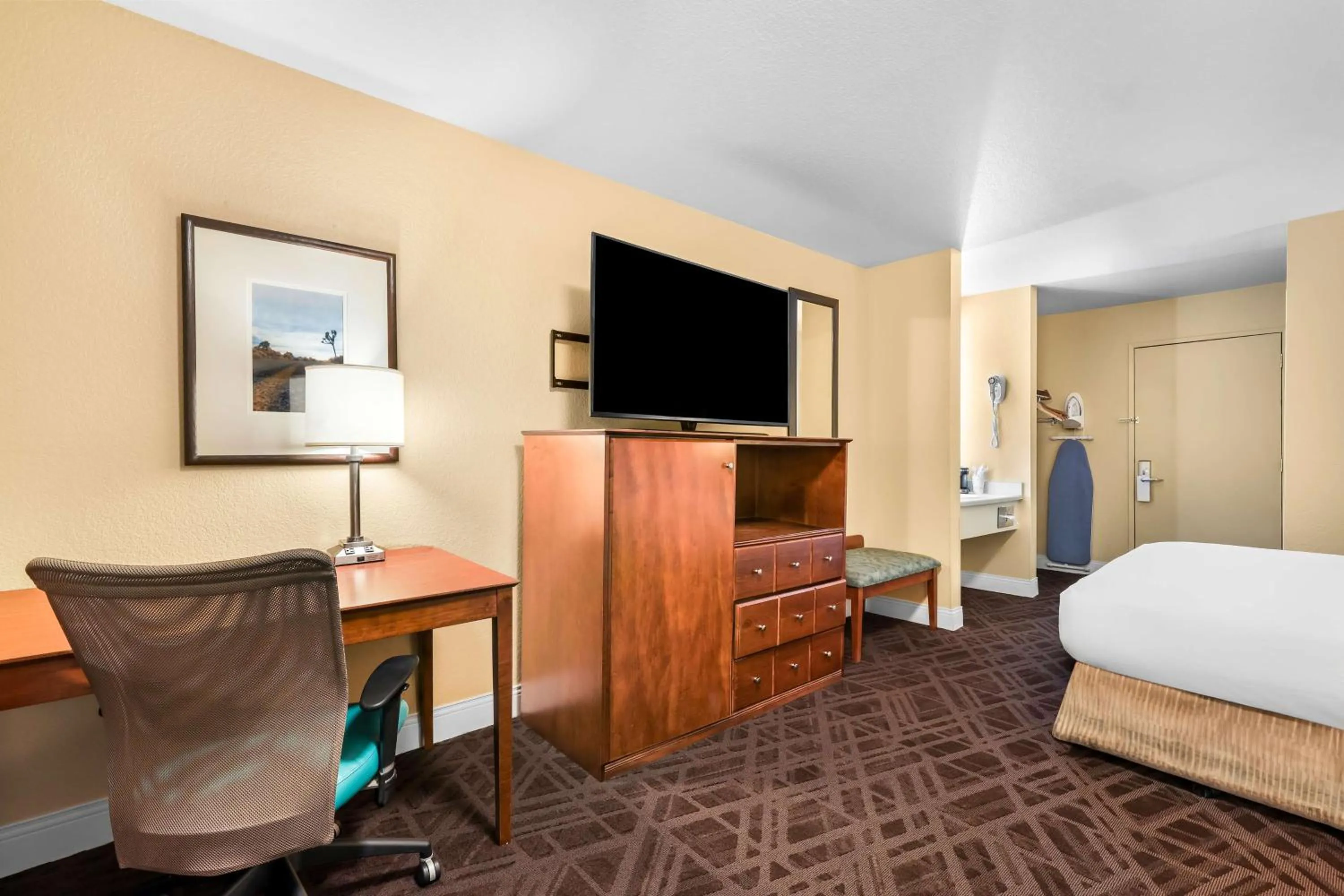 Queen Room With Bathtub - Non-Smoking in Sure Stay Plus by Best Western Twentynine Palms Joshua Tree