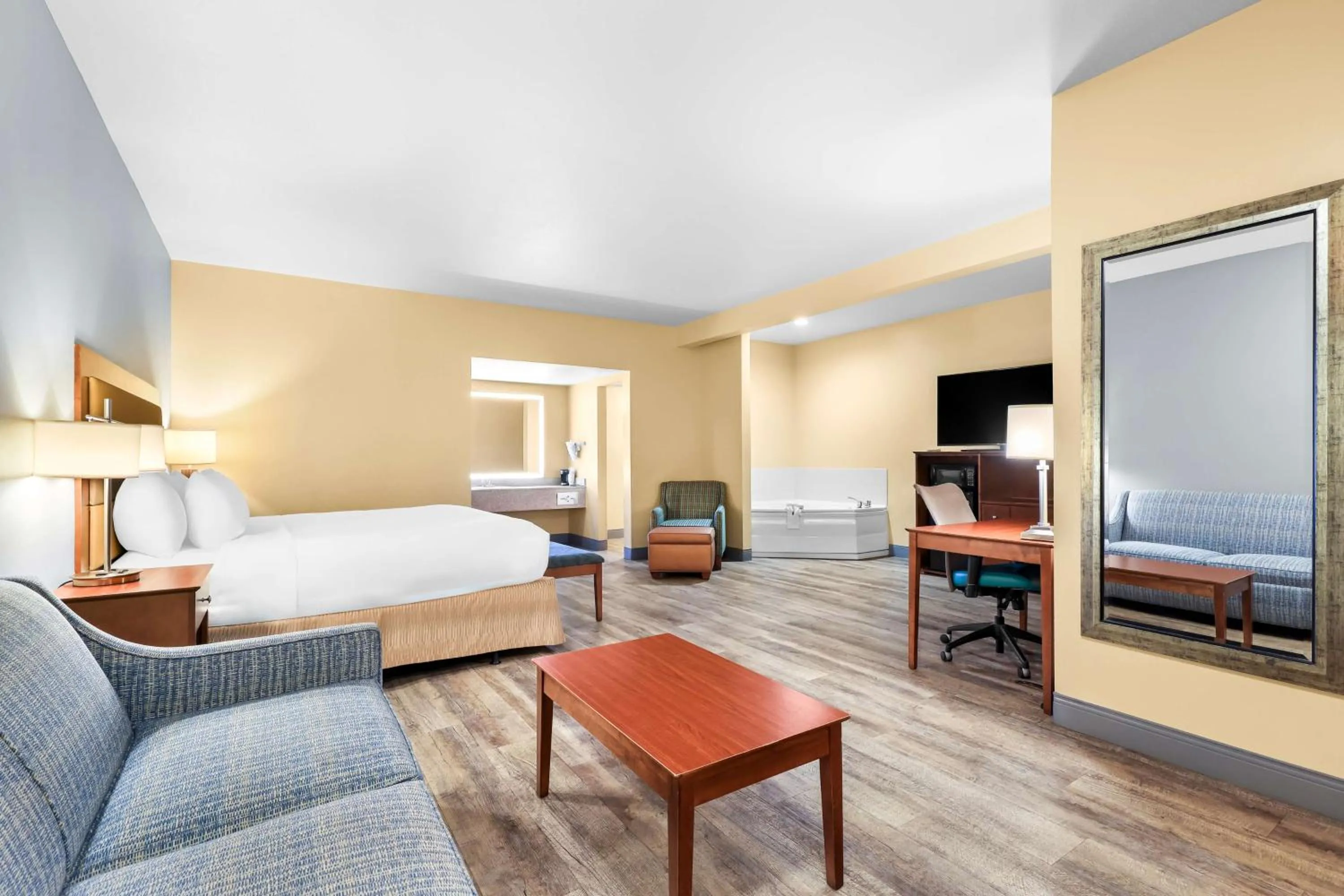 King Room with Spa Bath - Non-Smoking in Sure Stay Plus by Best Western Twentynine Palms Joshua Tree