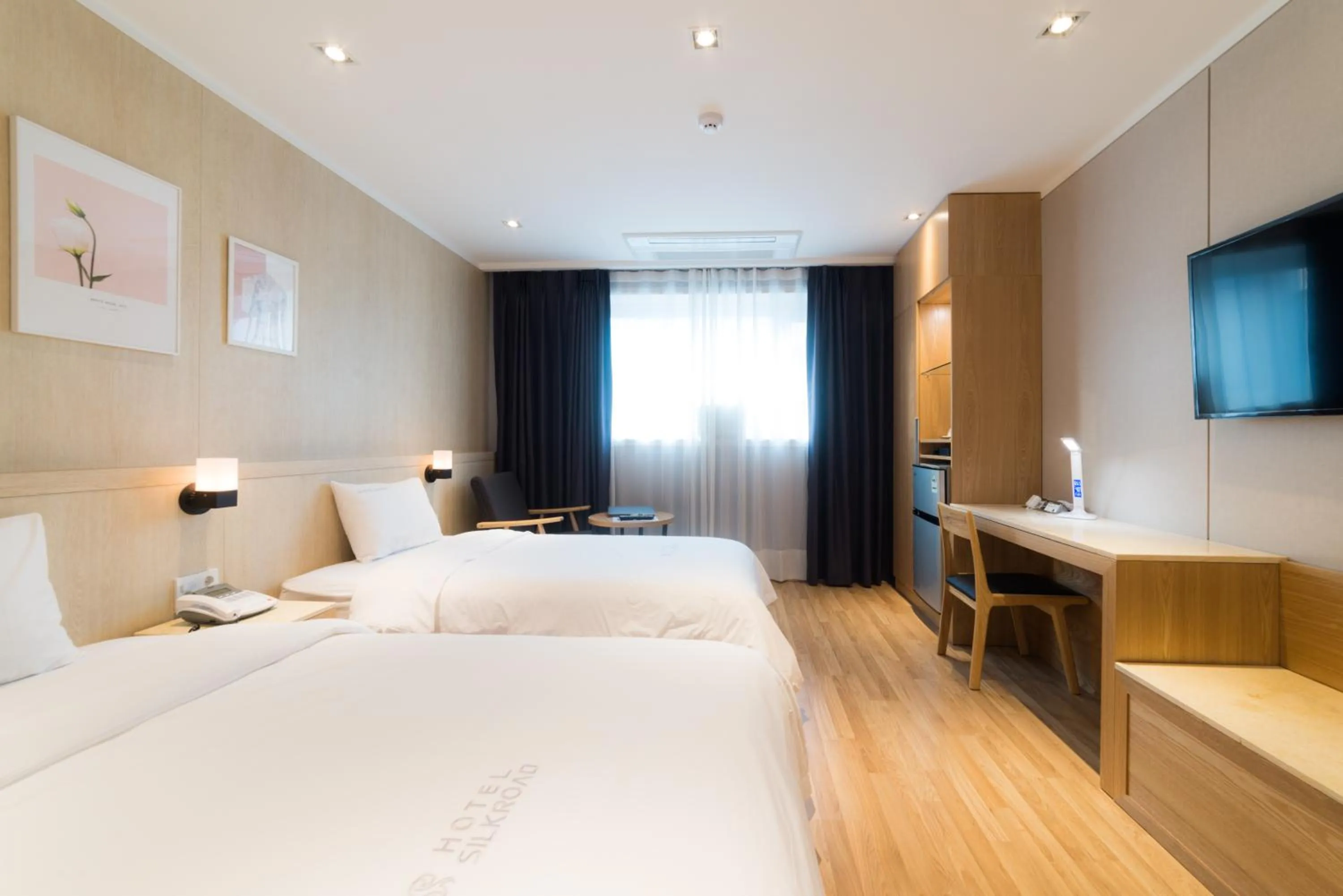 Deluxe Twin Room in Reborn Suwon Silkroad Hotel