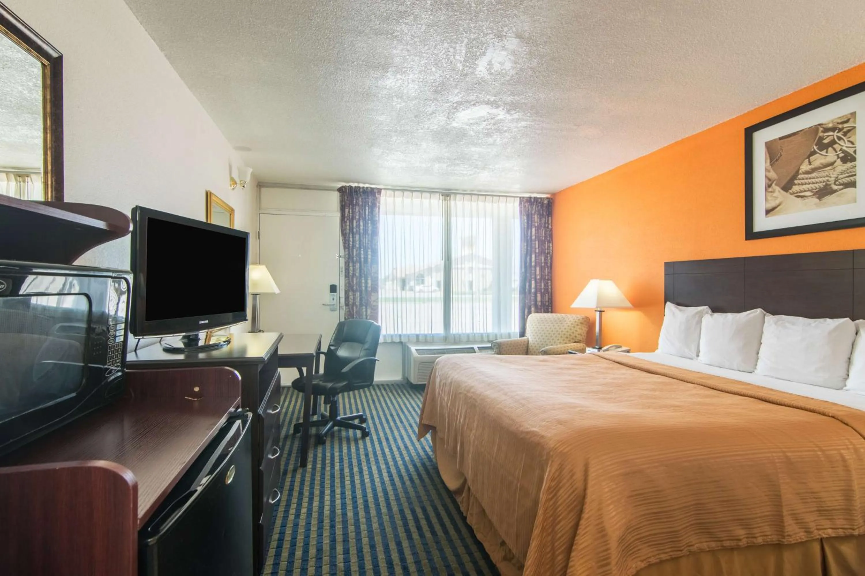 Deluxe King Room - single occupancy - Smoking in Motel 6-Liberal, KS