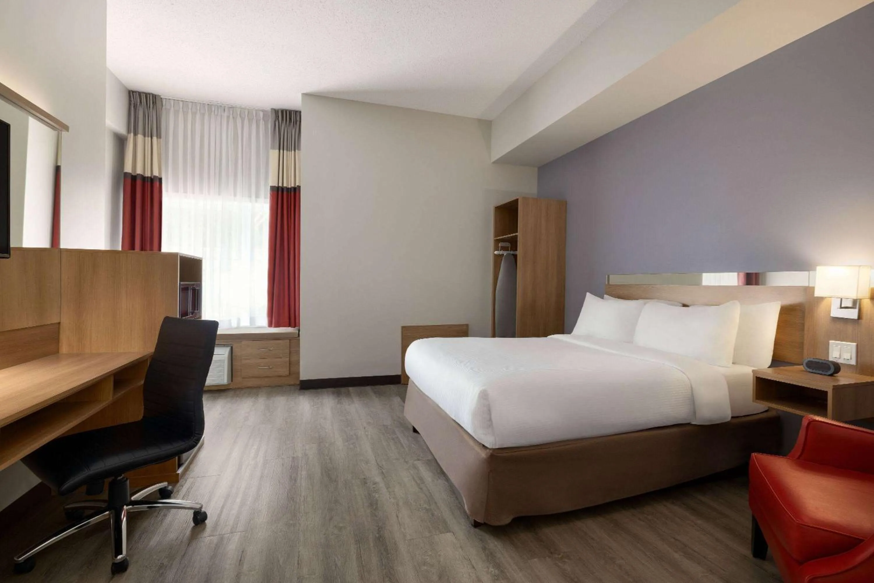 Business King Room - Non-Smoking in Microtel Inn & Suites by Wyndham Val-d Or