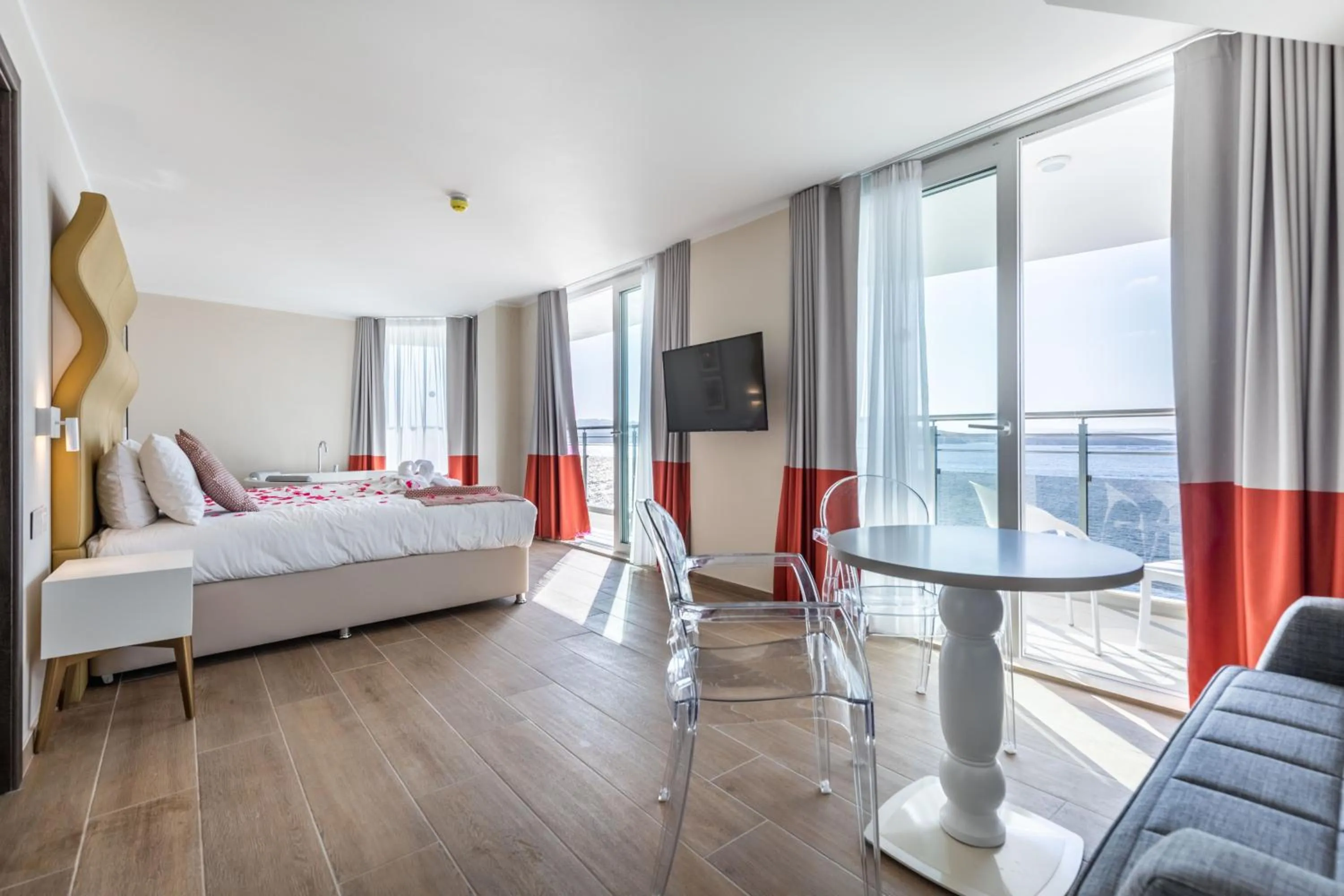 Suite with Hot Tub in Seaview Hotel - Adults Only 16 Plus