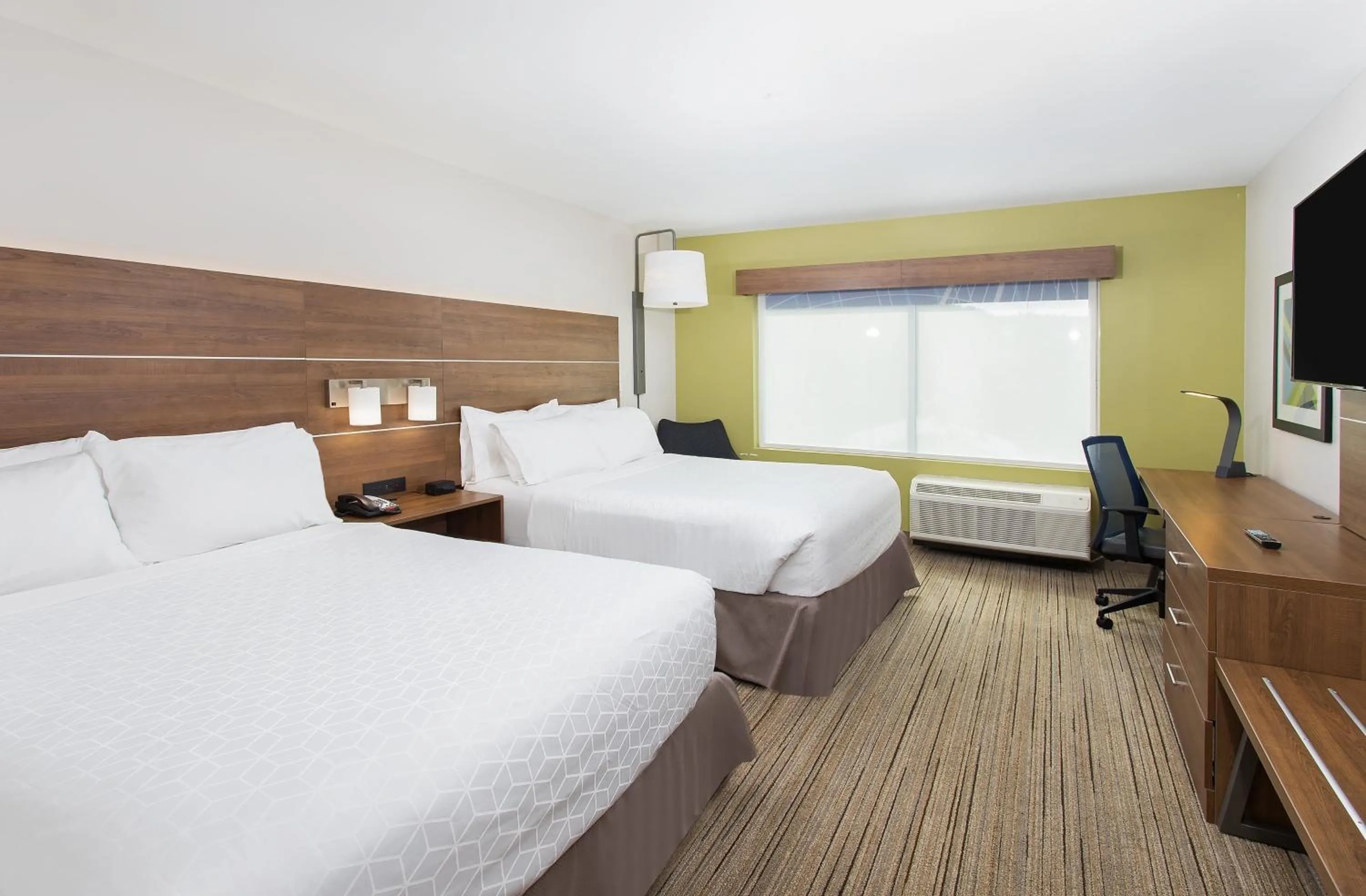 Standard Queen Room with Two Queen Beds and Mobility Accessible Tub in Holiday Inn Express Williamsburg by IHG