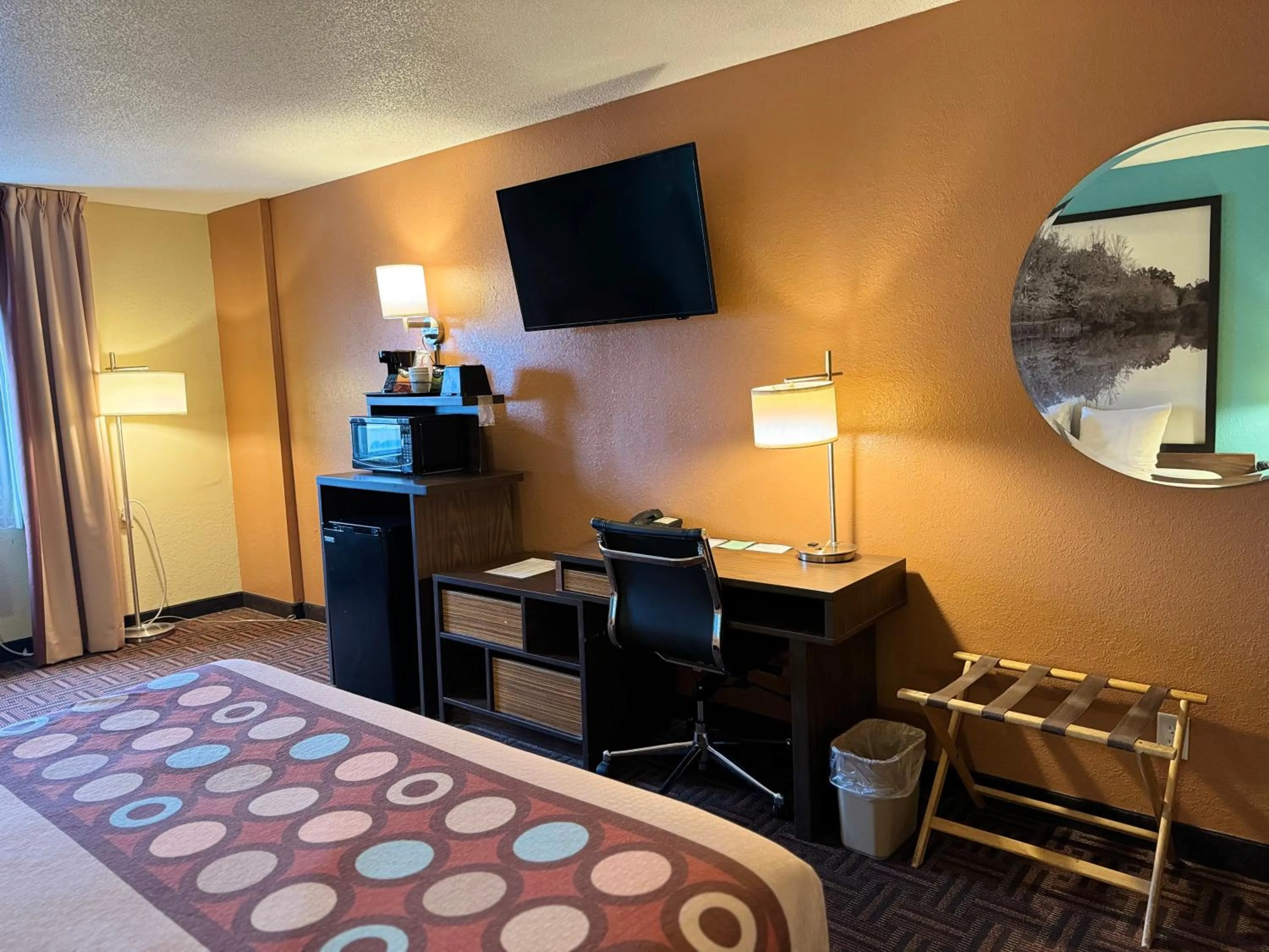 Queen Room with Roll-In Shower - Mobility Accessible/Non-Smoking in Super 8 by Wyndham Mount Vernon, IL