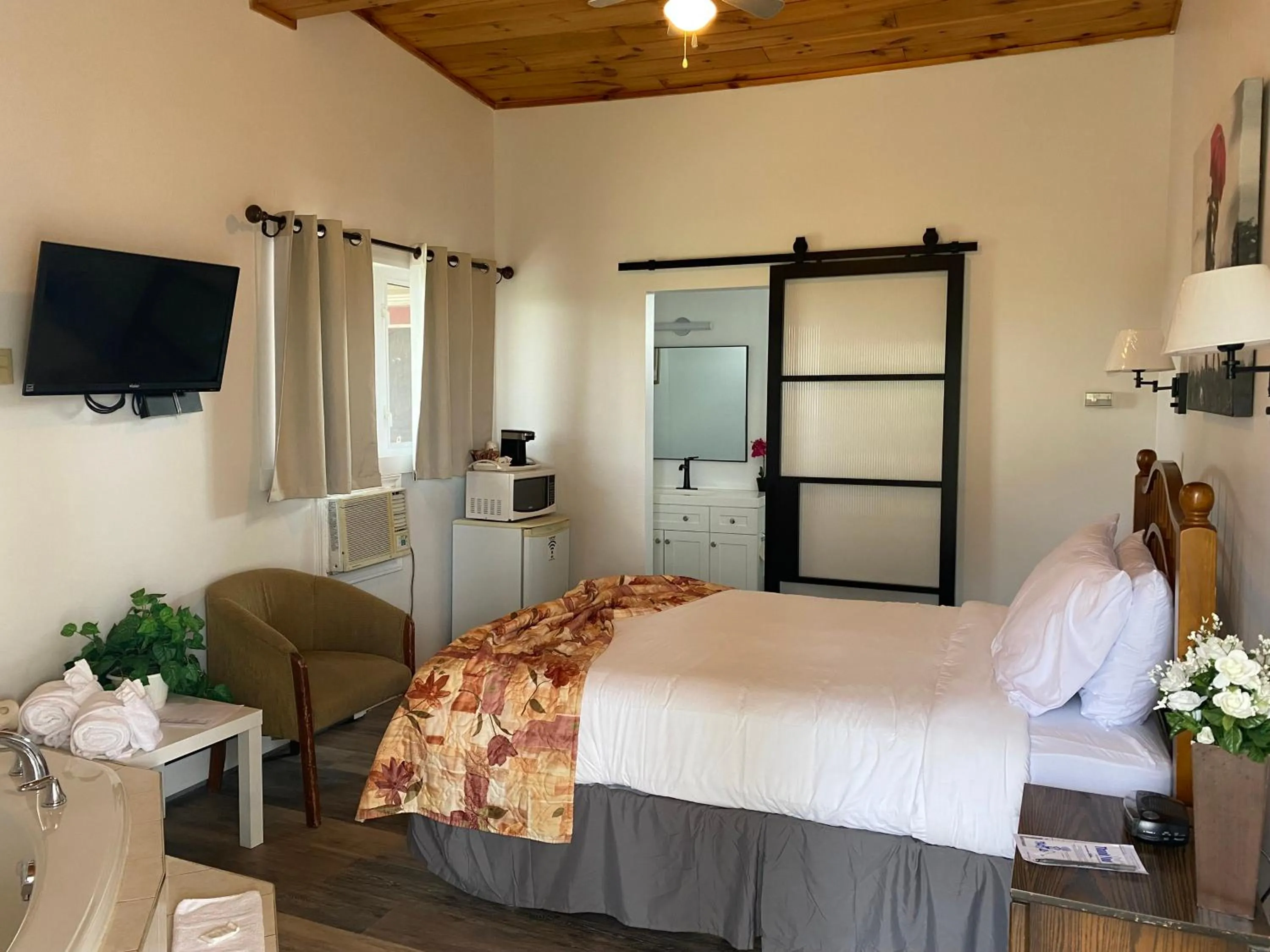 Queen Suite with Spa Bath - Non-Smoking in Canadas Best Value Inn & Suites Summerside