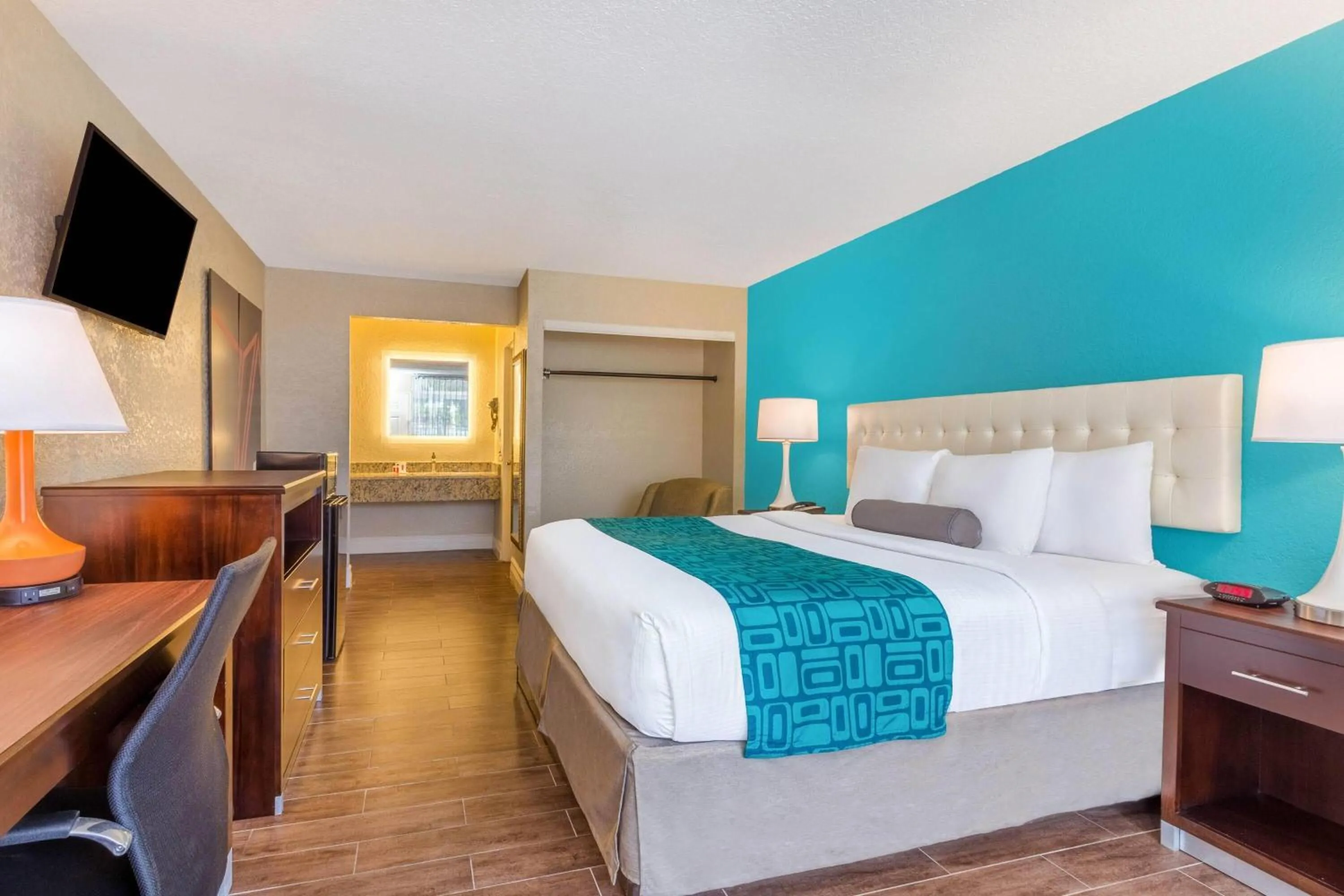 1 King Bed, Smoking in Howard Johnson by Wyndham Lakeland