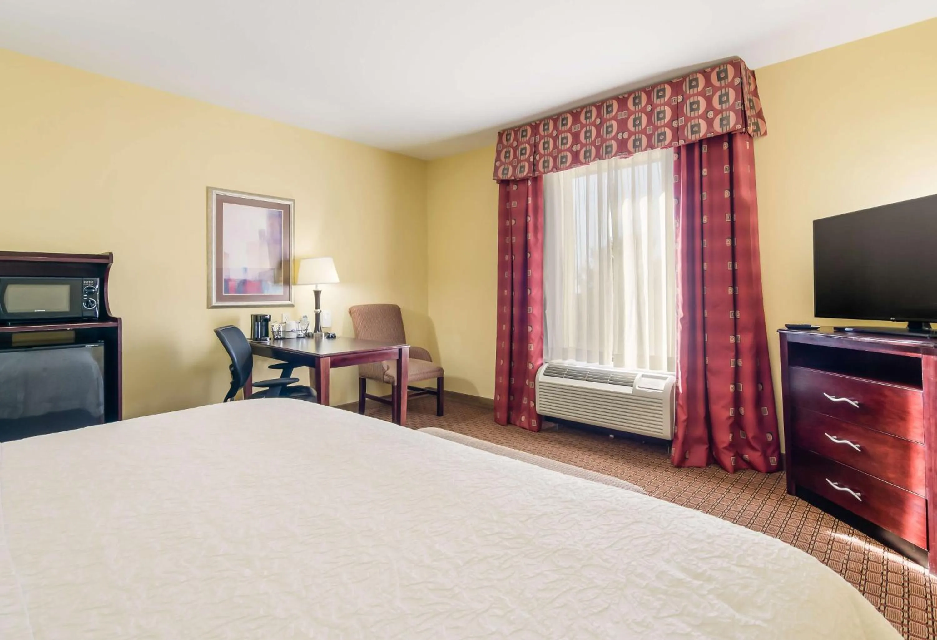 King Room with King Bed - Non-Smoking in Hampton Inn Galax