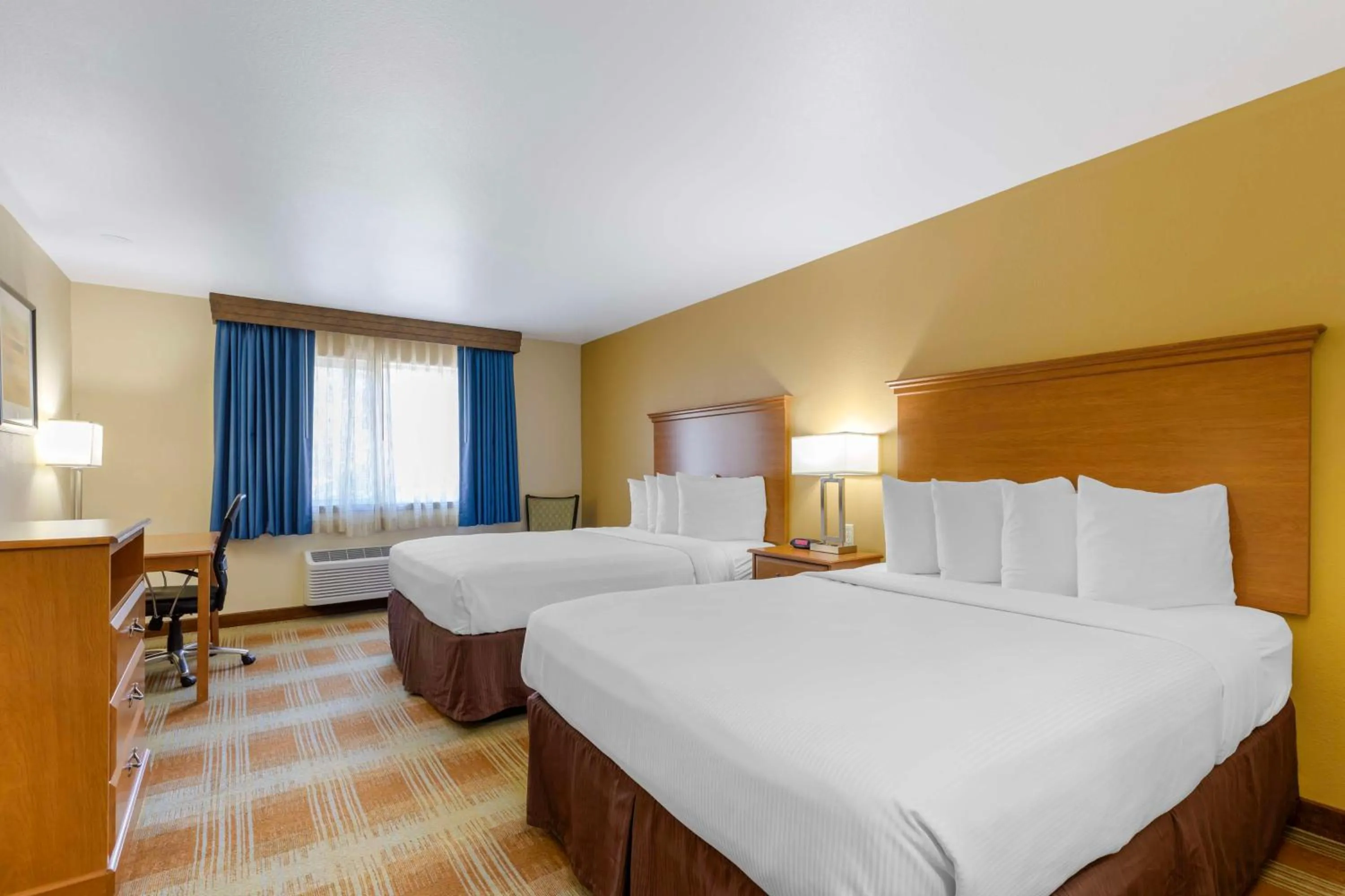 Double Room with Two Double Beds - Disability Access/Roll-In Shower in Best Western Kiva Inn