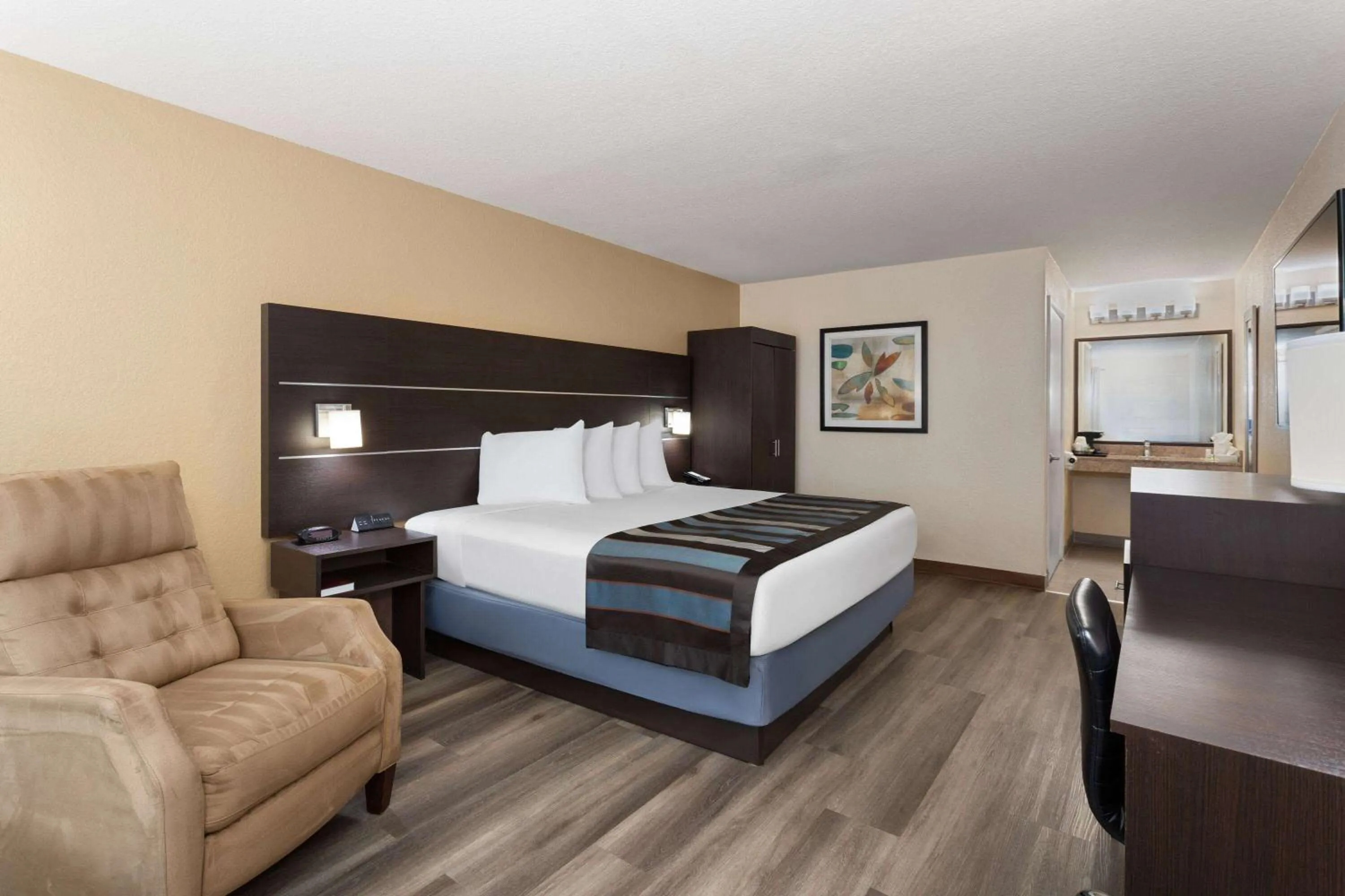 King Room  with Roll In Shower - Mobility/Hearing Impaired/Non-Smoking in Baymont by Wyndham Punta Gorda/Port Charlotte
