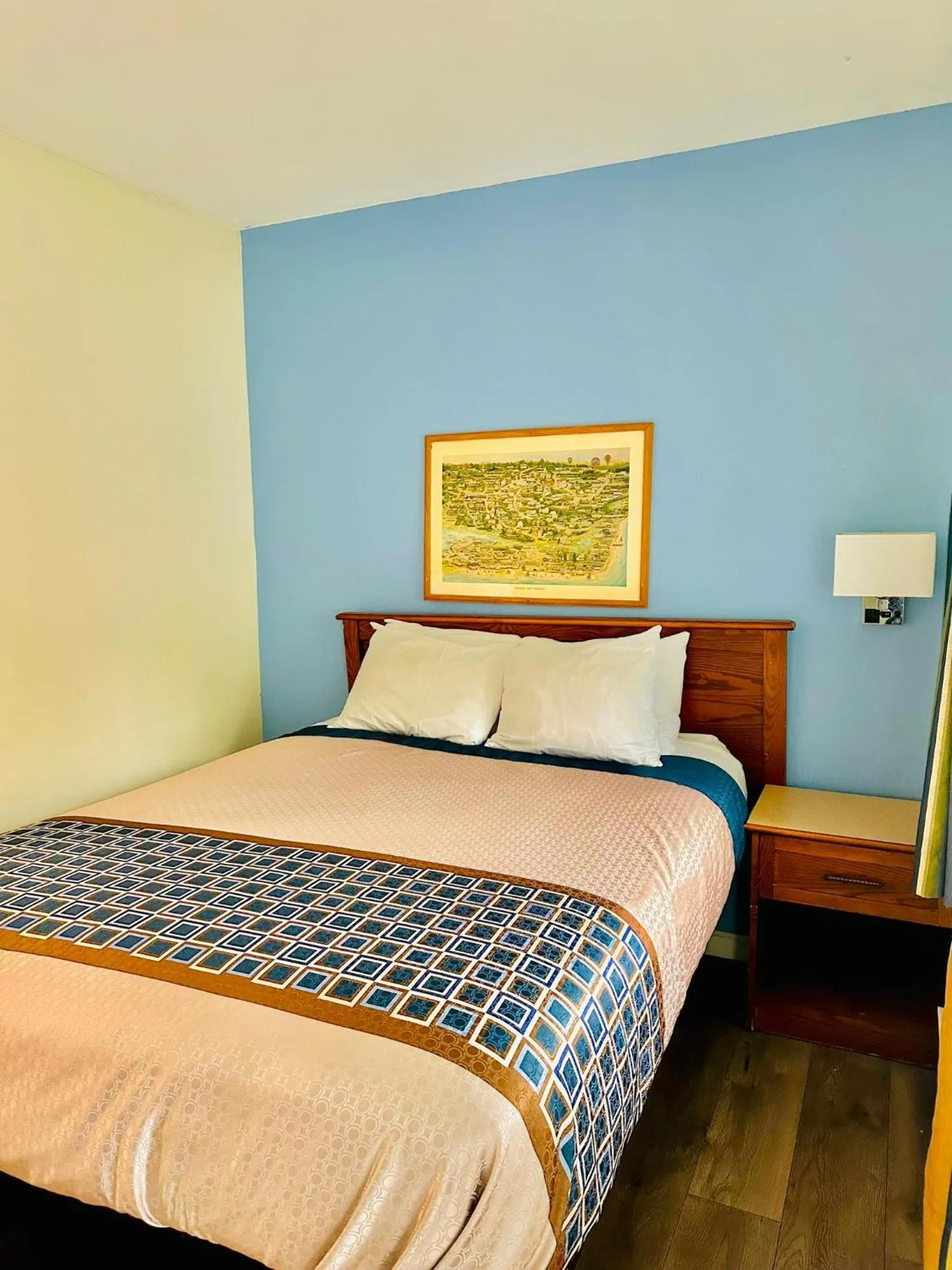 Economy Single Queen on 2nd Floor in Hampton Motor Inn