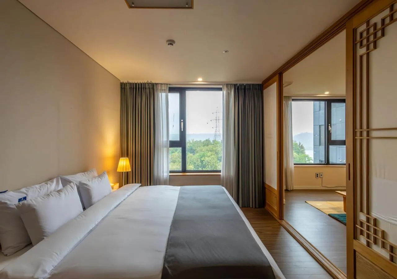 Deluxe Double Ondol Room with City View in JK Blossom Hotel