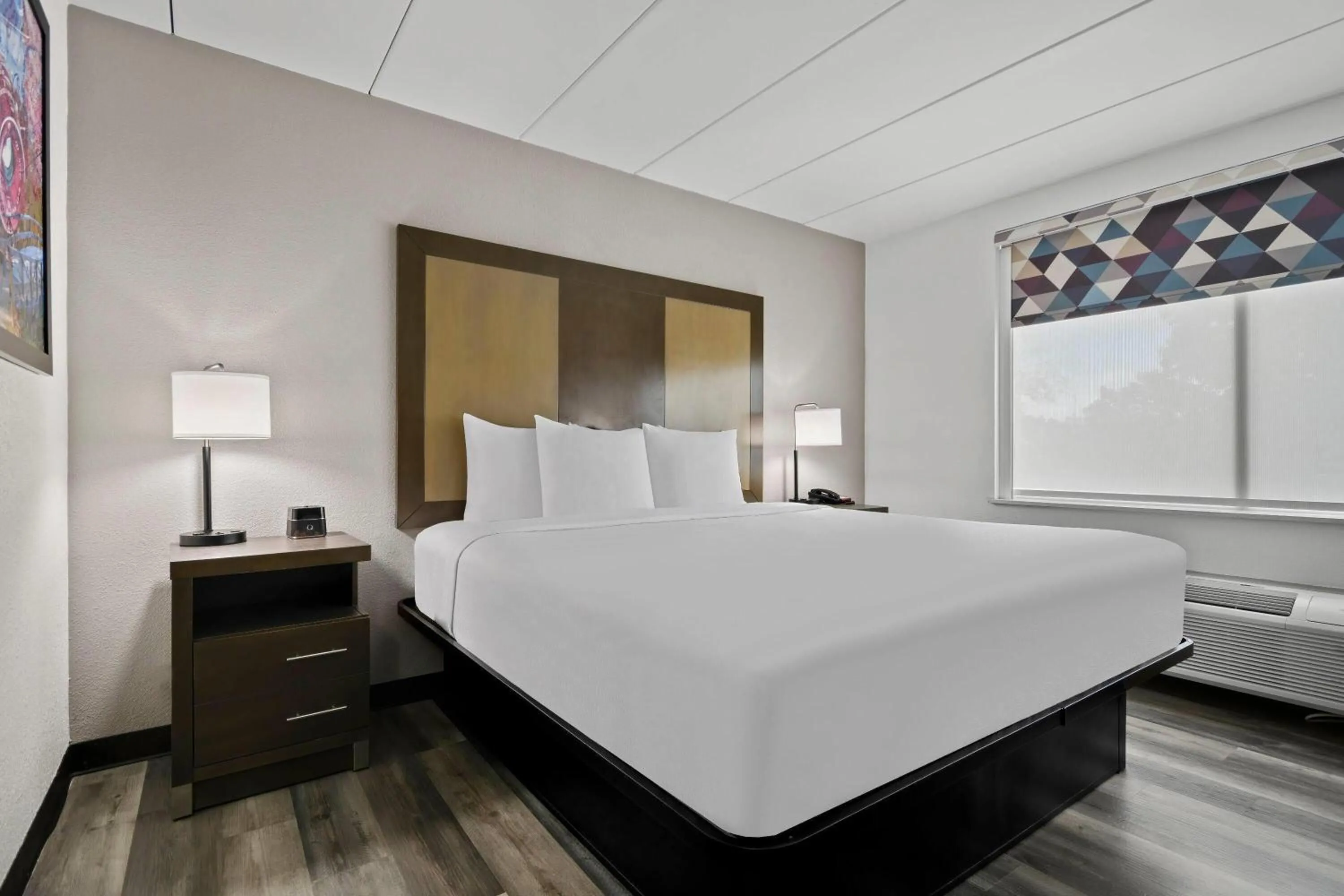 King Room with Roll-in Shower - Mobility Access/Non-Smoking in La Quinta by Wyndham Sturbridge