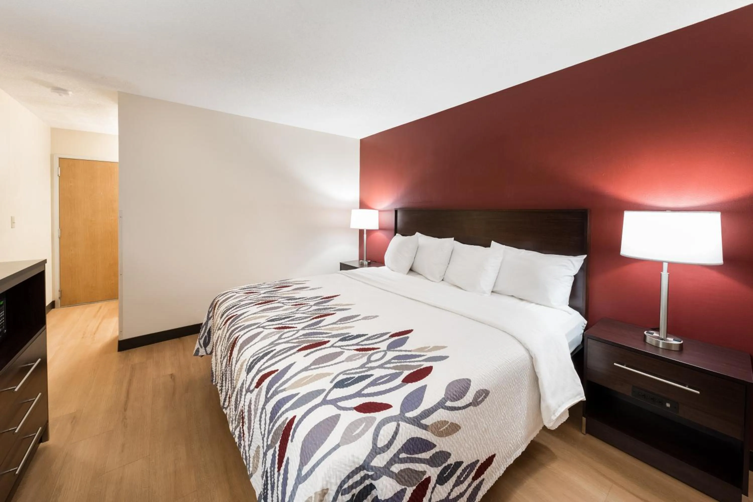 Deluxe Room with One Queen Bed Disability Access Non-Smoking in Red Roof Inn Fort Wayne