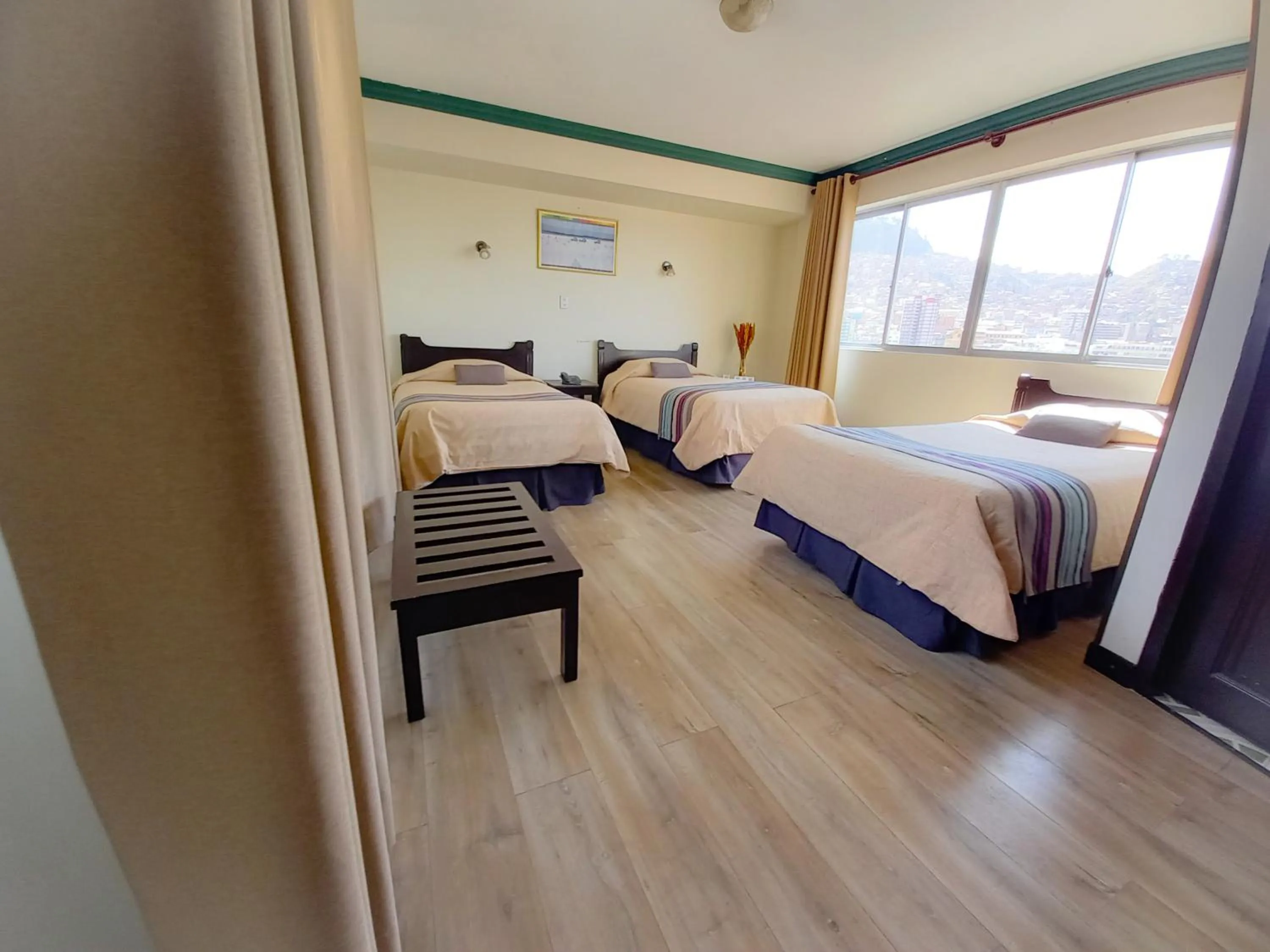  Deluxe Triple Room with City View in Hotel Sagarnaga