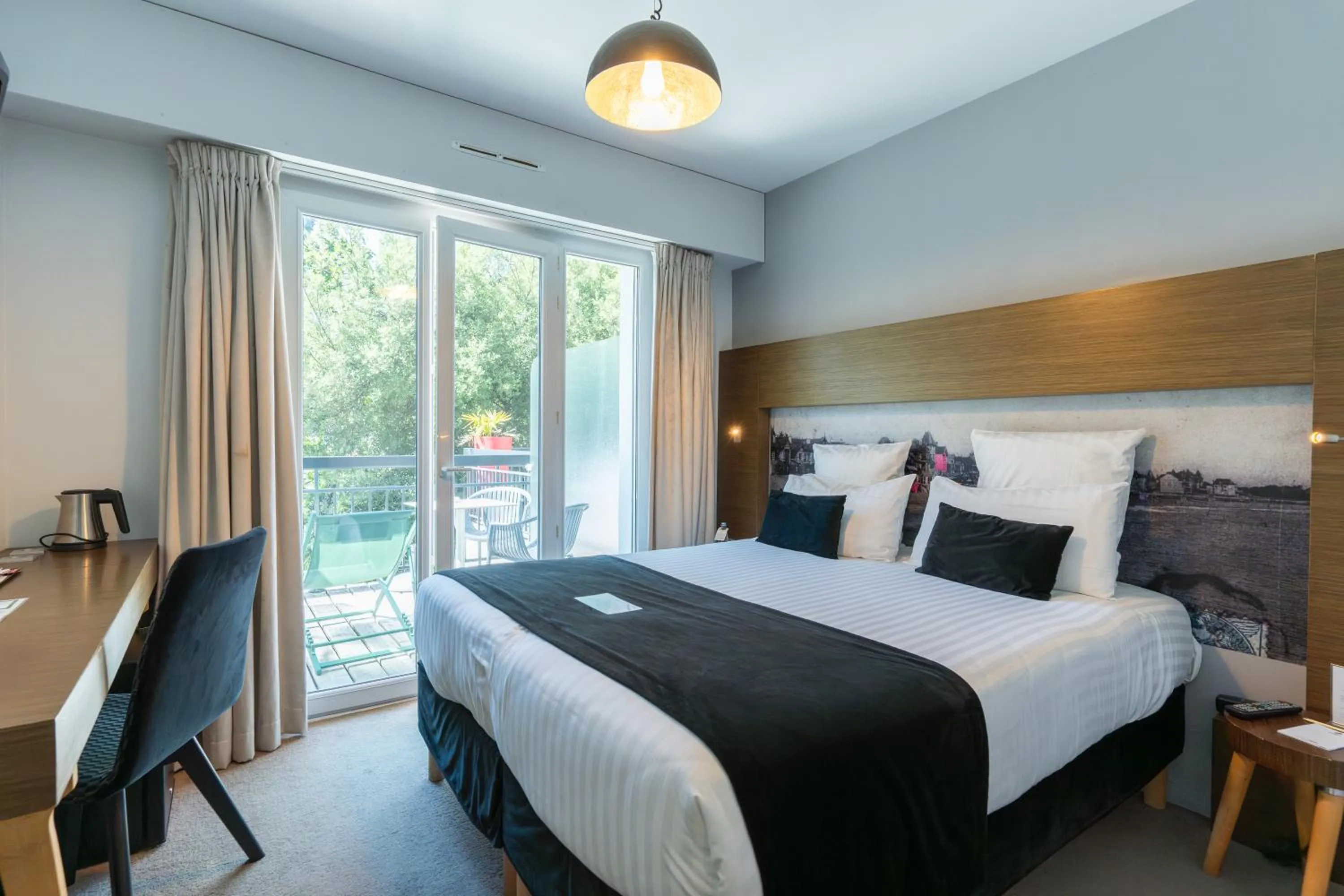 Superior Queen Room with Terrace in Best Western Hôtel Garden and Spa