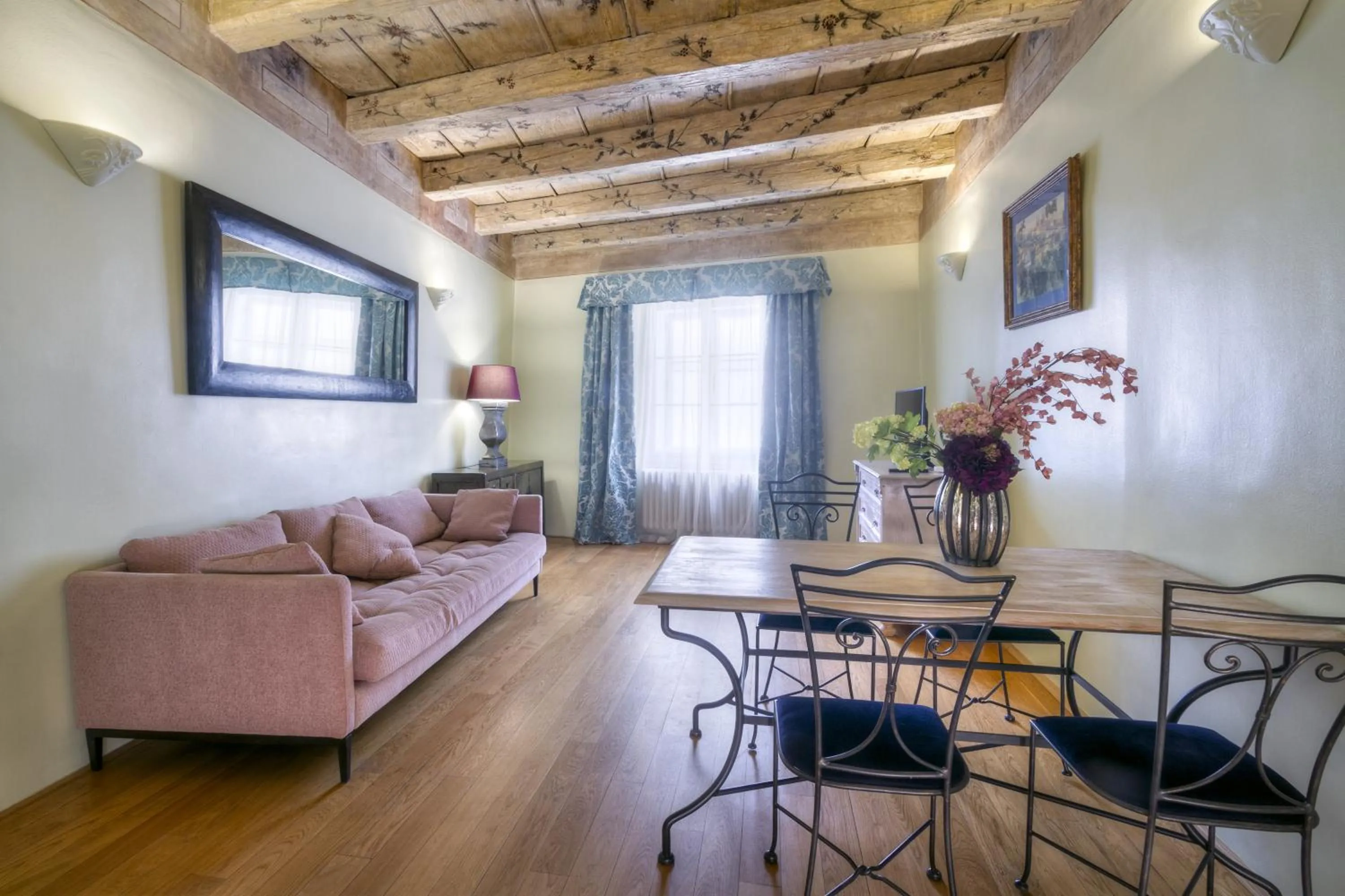 Duplex Suite in Black Star Suites