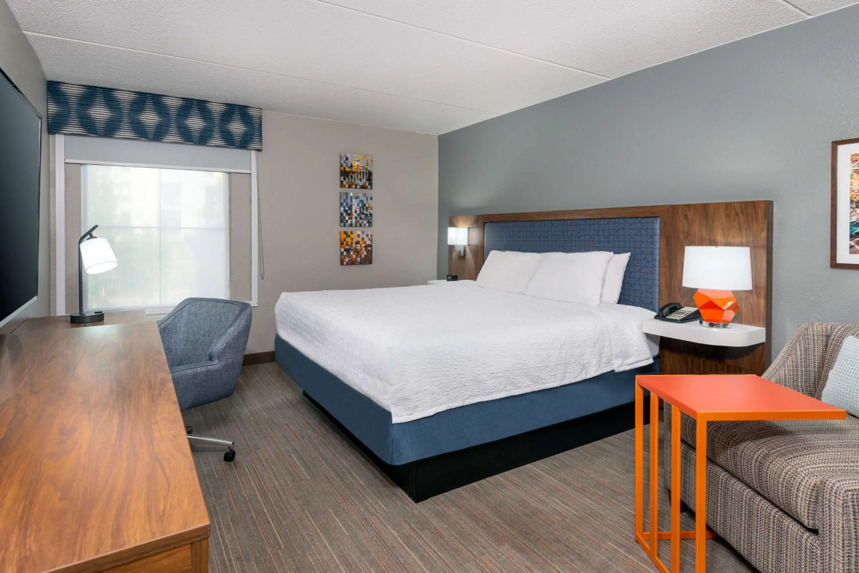King Room - Mobility Access/Non-Smoking in Hampton Inn & Suites Charlottesville at the University