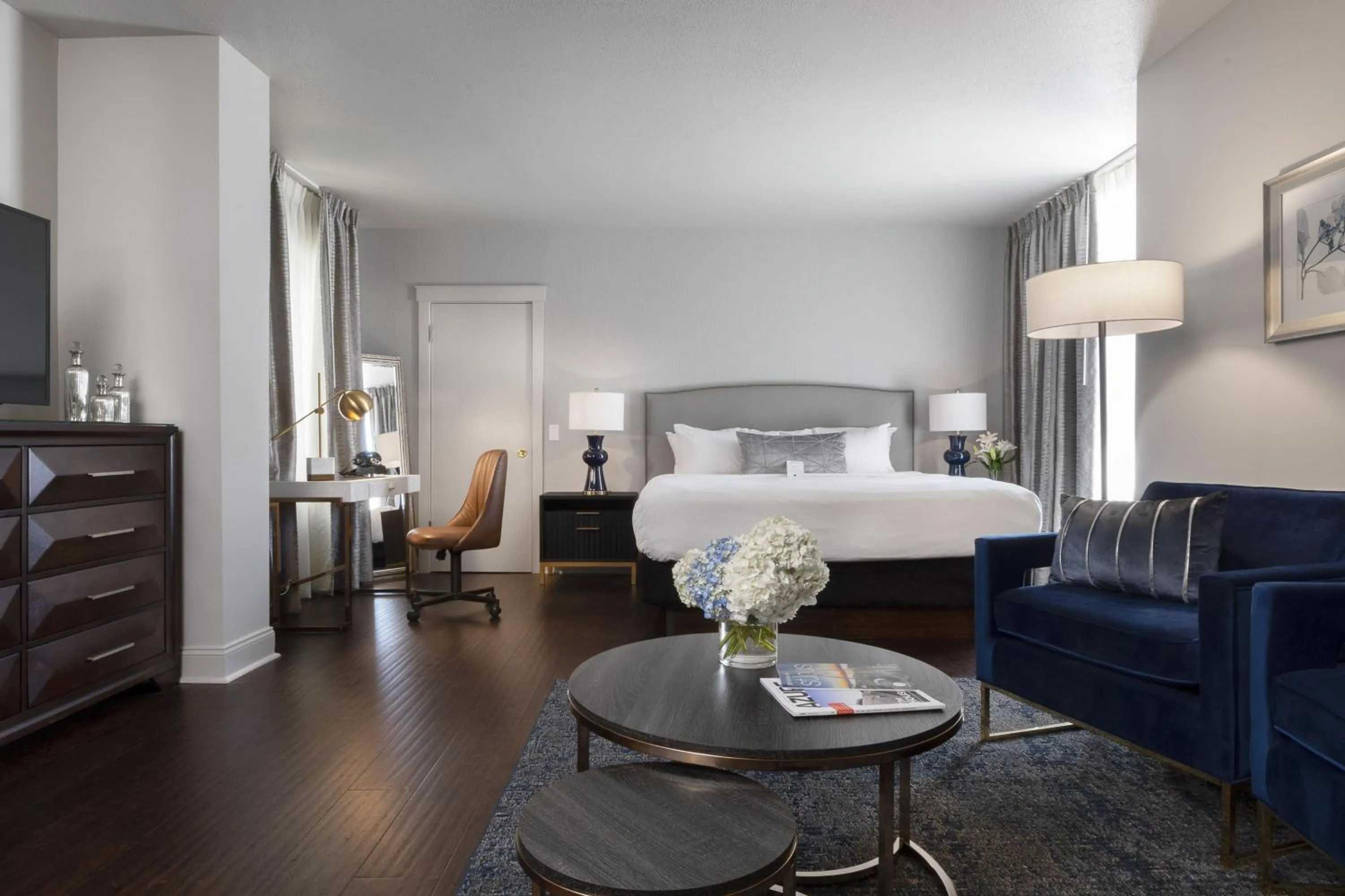 Superior King Room with Sofa Bed in Seven Gables Inn, St Louis West, a Tribute Portfolio Hotel