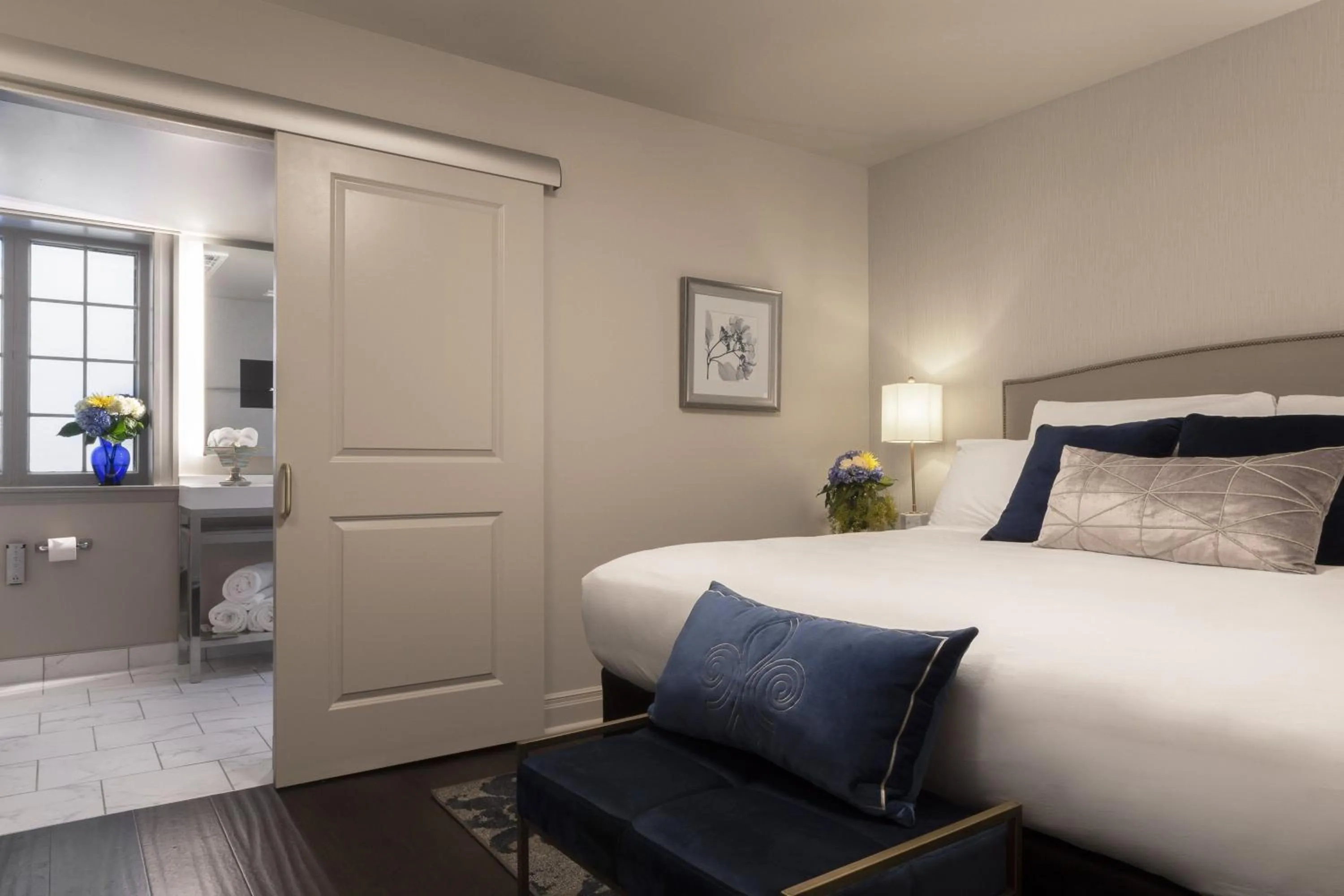 Deluxe King Room in Seven Gables Inn, St Louis West, a Tribute Portfolio Hotel