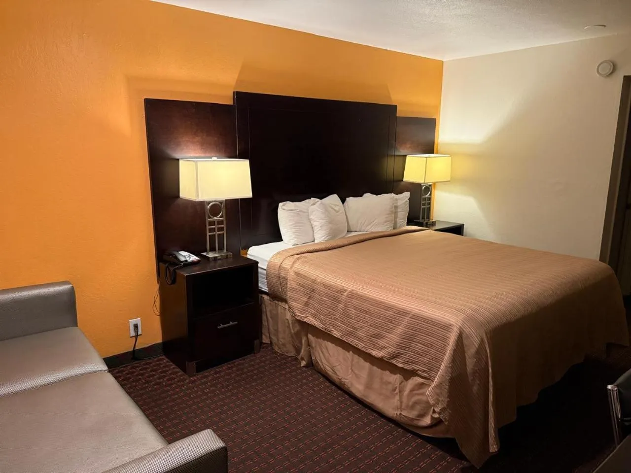 Queen Room in Hollister Inn