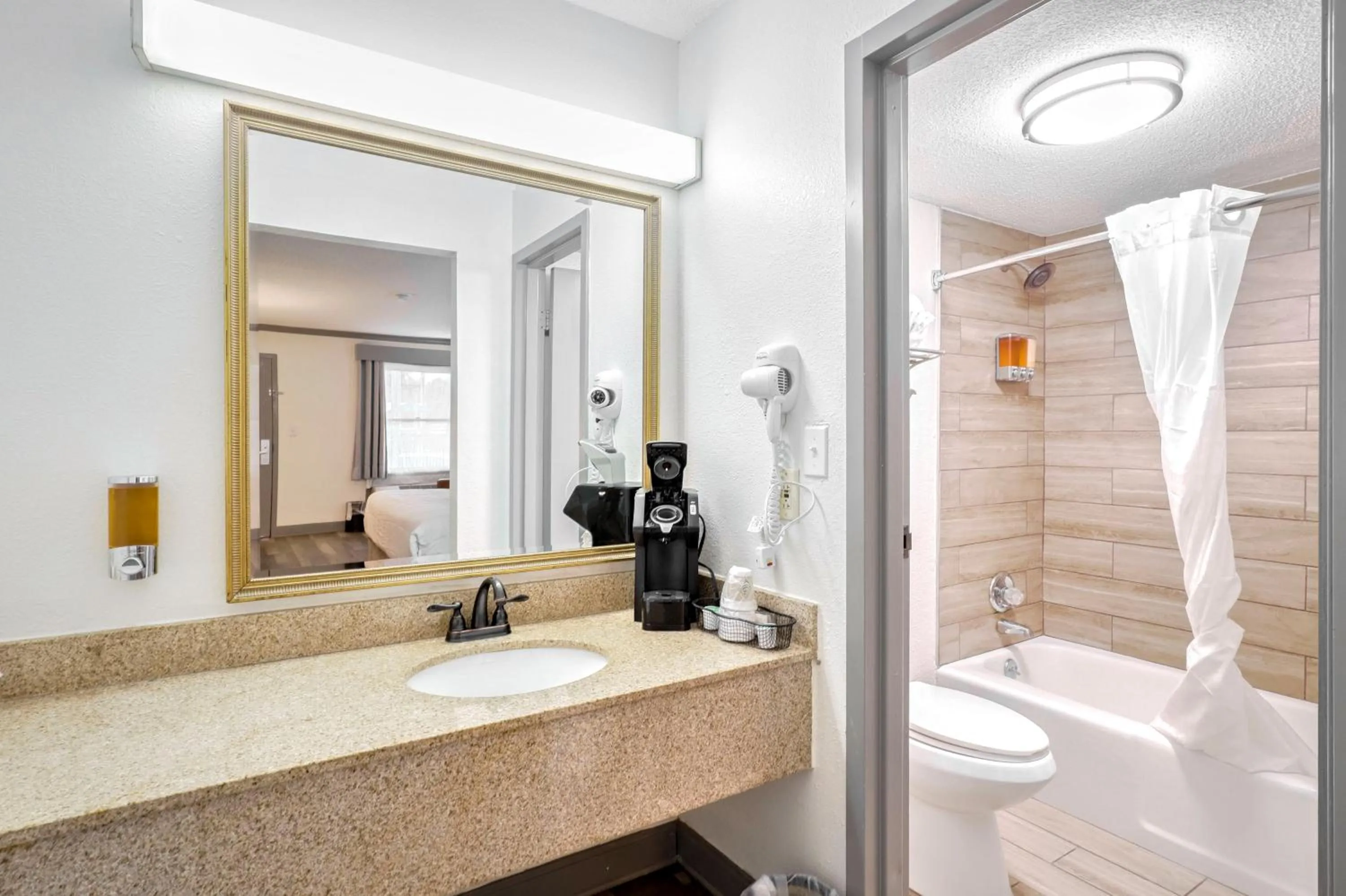 King Room - Non-Smoking in The Guest Lodge Gainesville