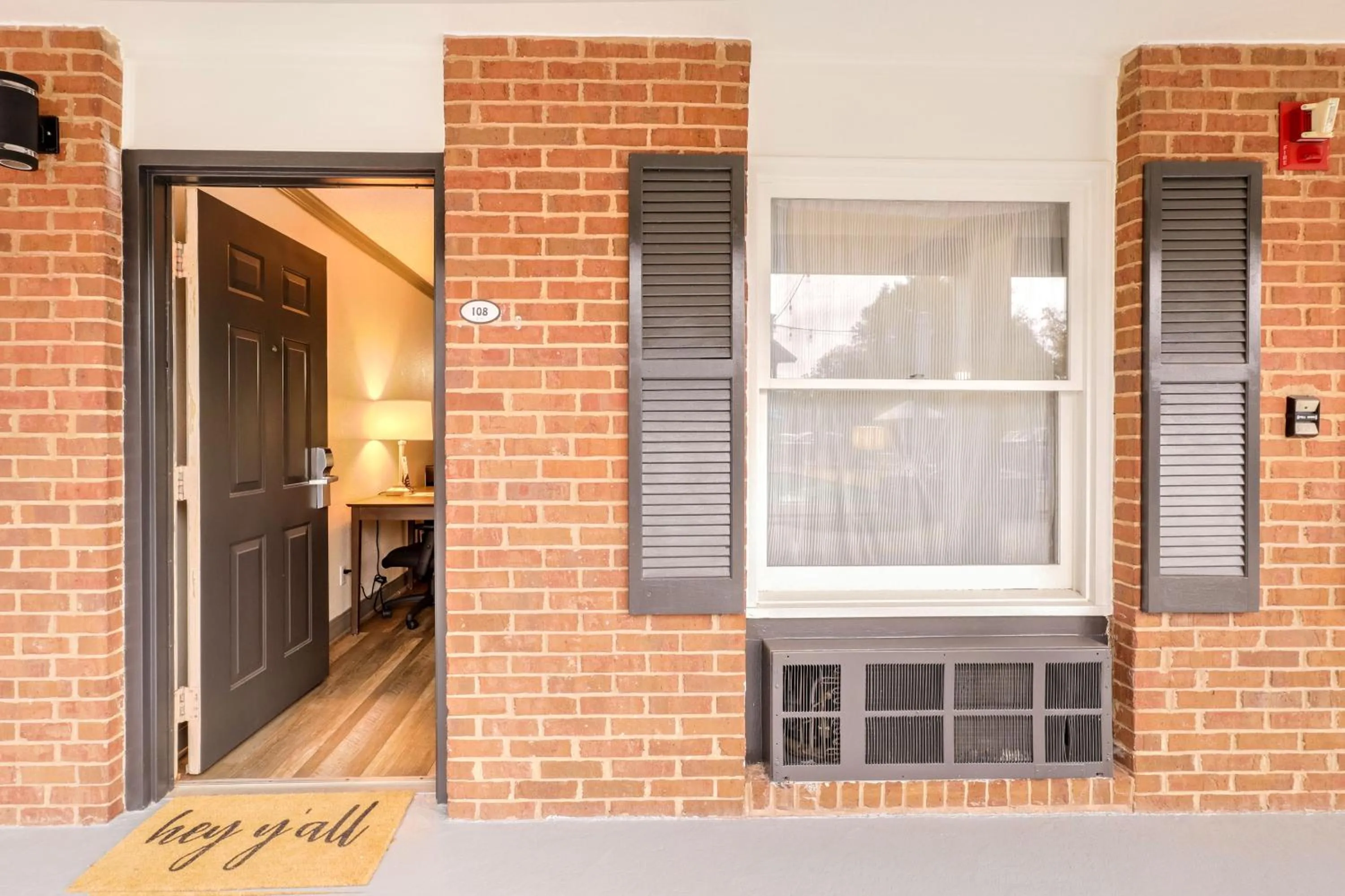 King Room with Pool View - Non-Smoking in The Guest Lodge Gainesville