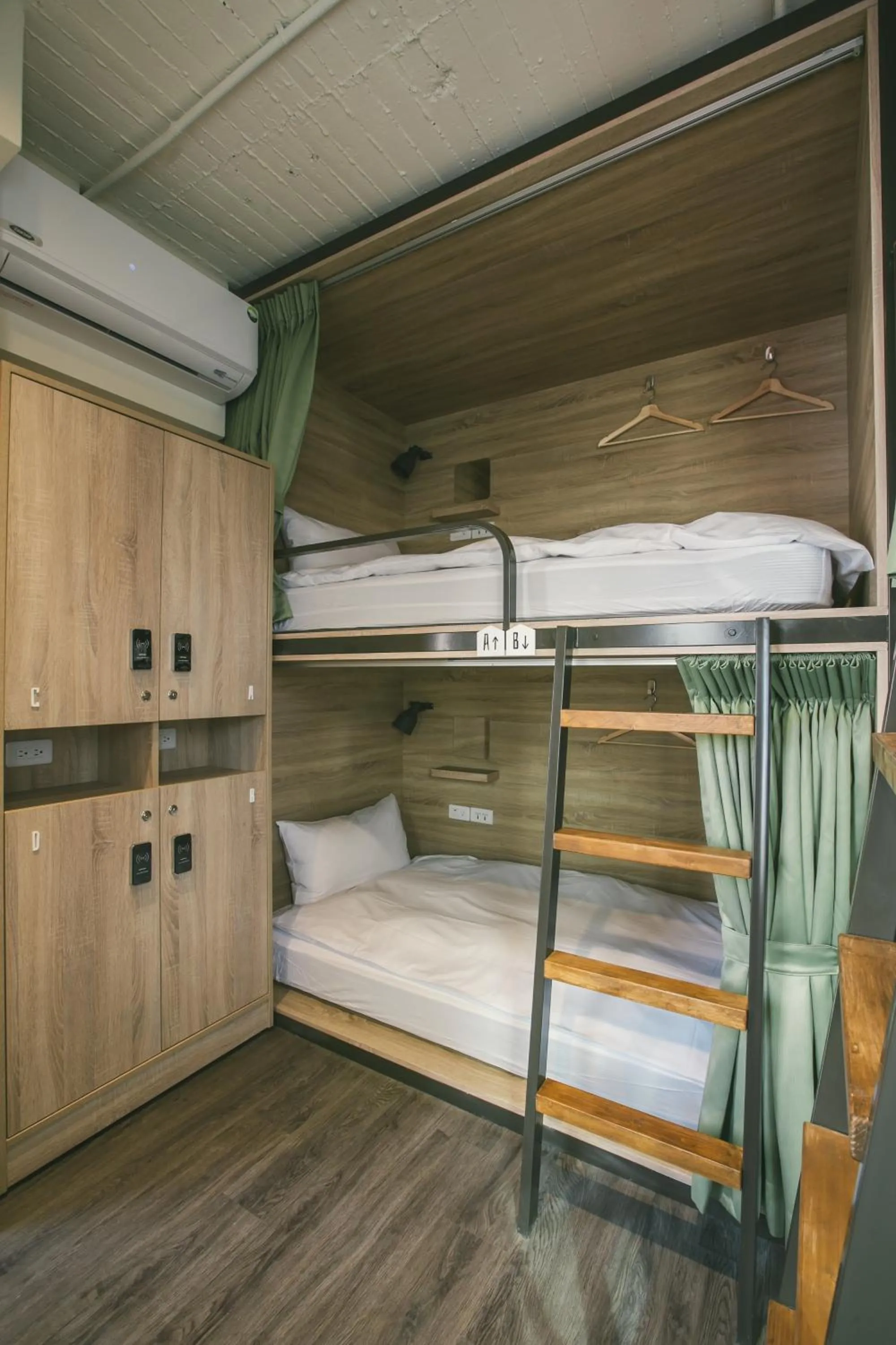 Bed in 4-Bed Mixed Dormitory Room in Stray Birds Taichung Hostel