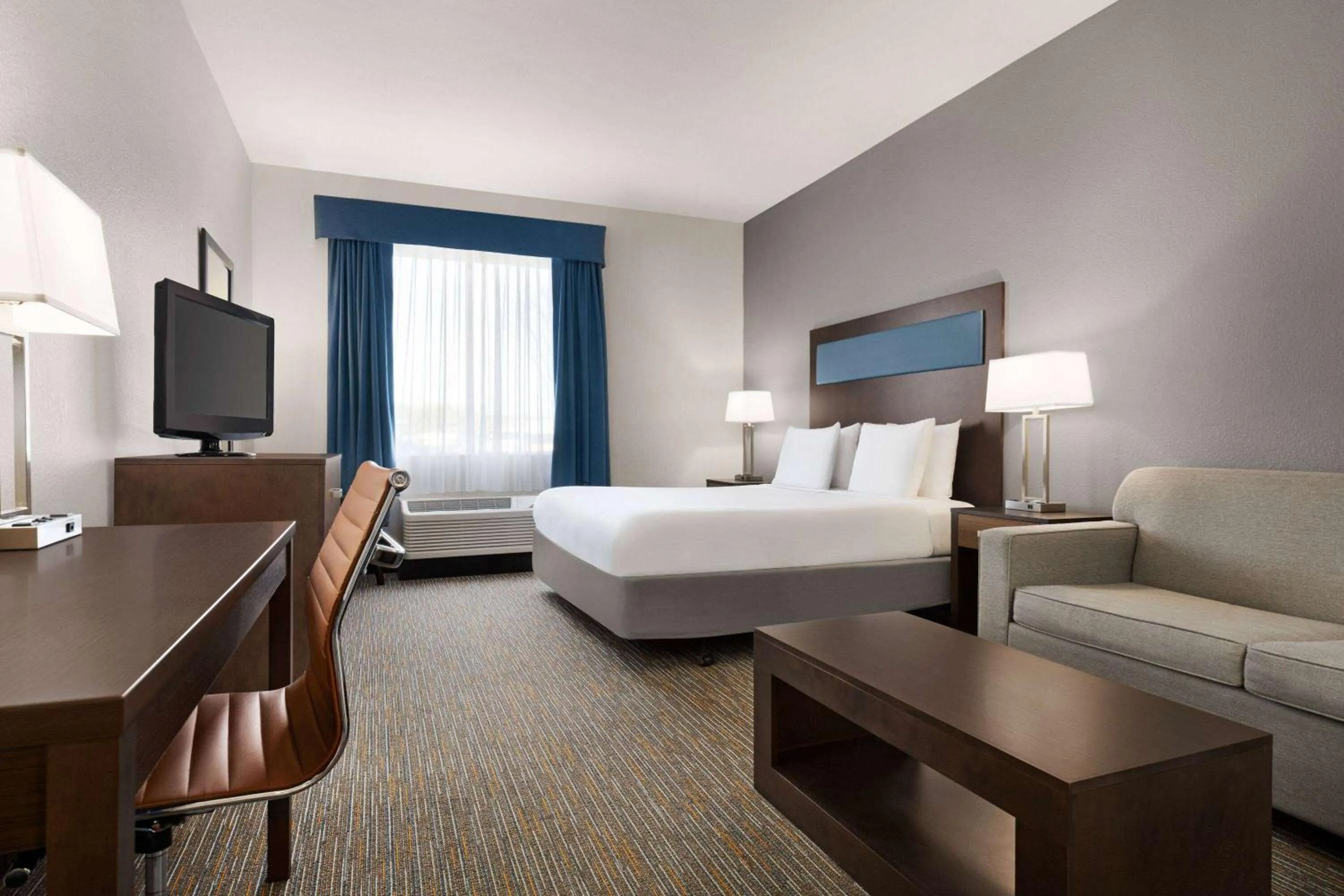 Deluxe King Room - Mobility Access/Non-Smoking in Wingate By Wyndham Southport