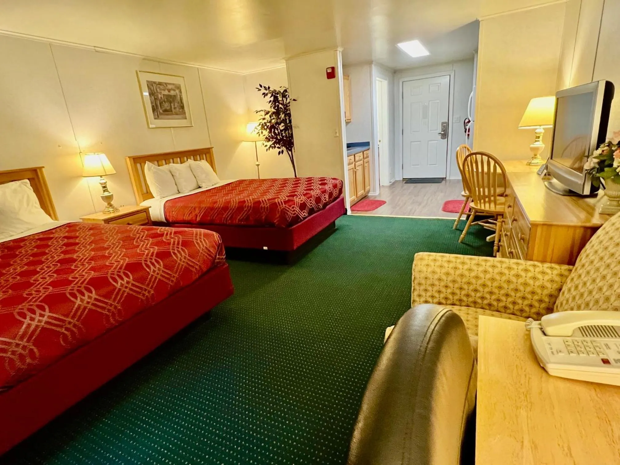 Queen Room with Two Queen Beds and Kitchenette in Rodeway Inn & Suites Brunswick near Hwy 1