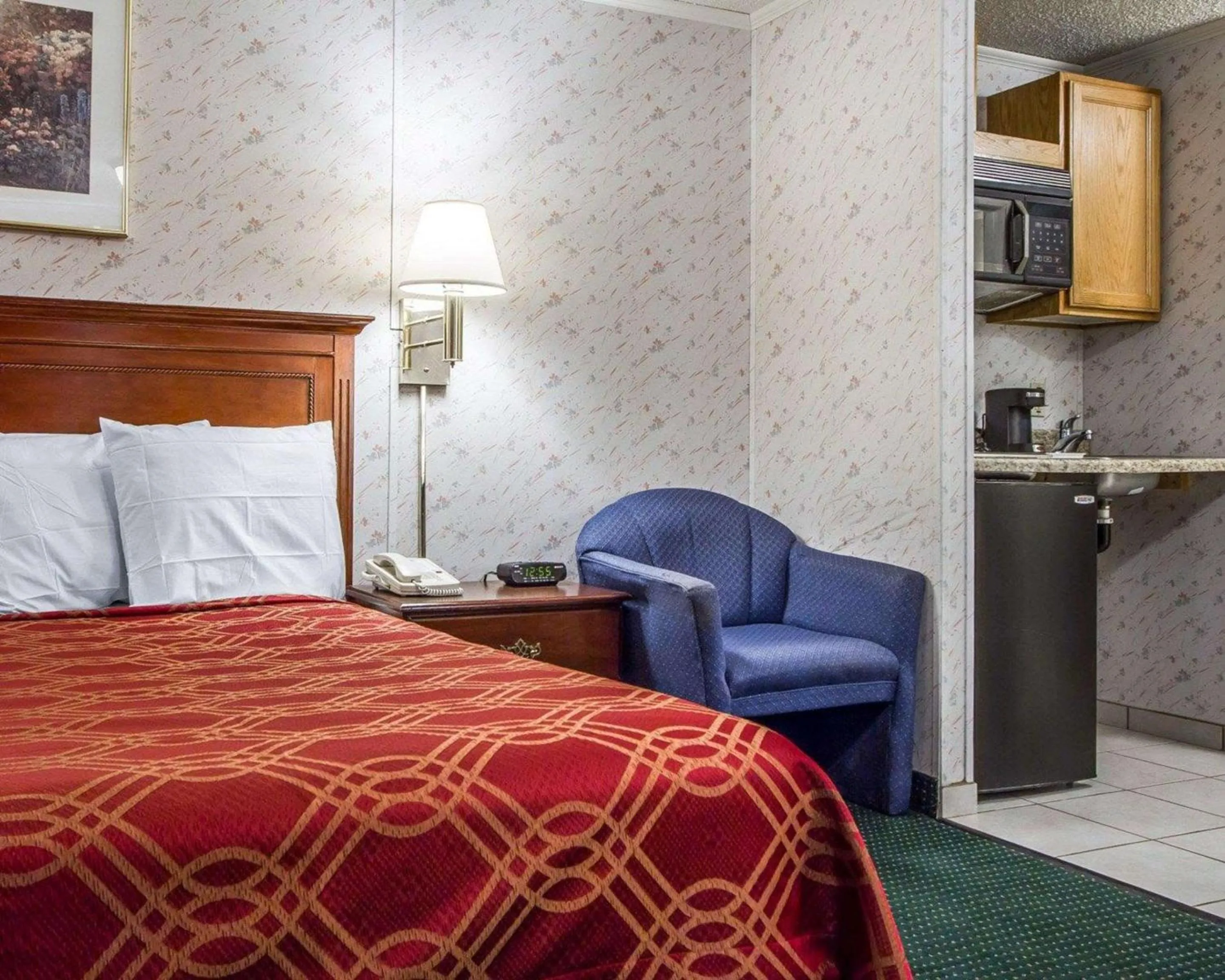 King Suite with Kitchenette in Rodeway Inn & Suites Brunswick near Hwy 1