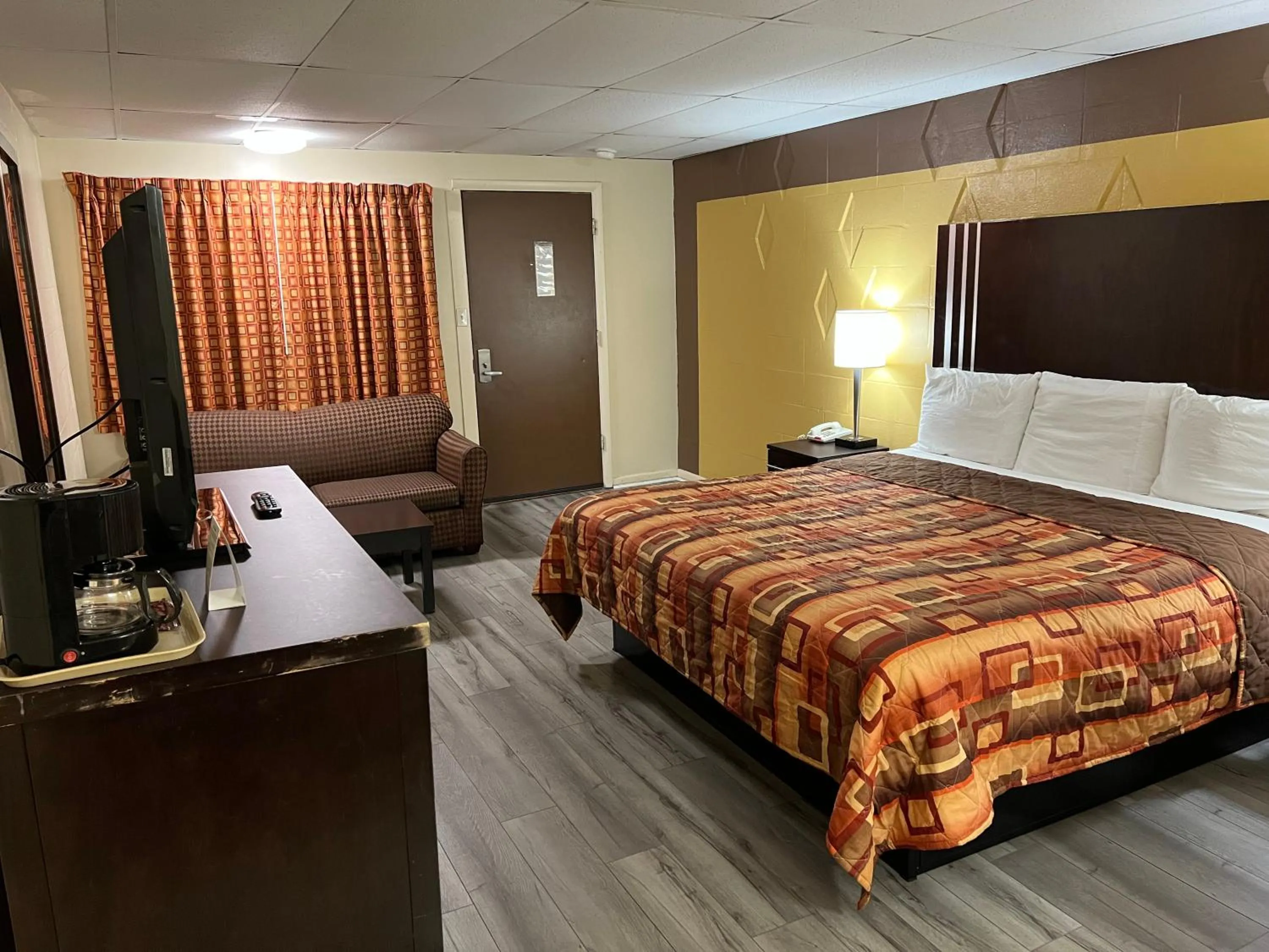 King Room - Non-Smoking in Scottish Inns Tonawanda