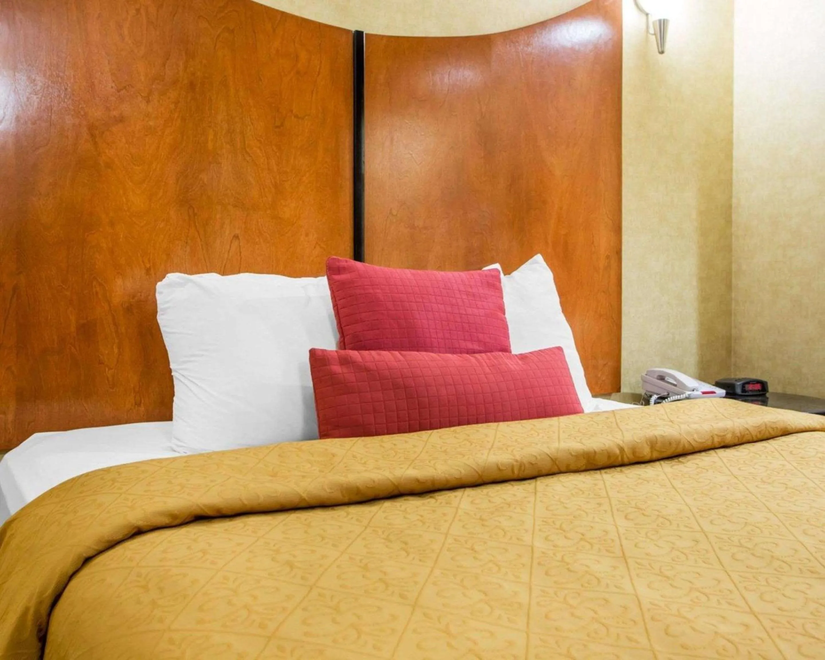 Queen Room with Two Queen Beds - Non-Smoking in Quality Inn & Suites North-Polaris