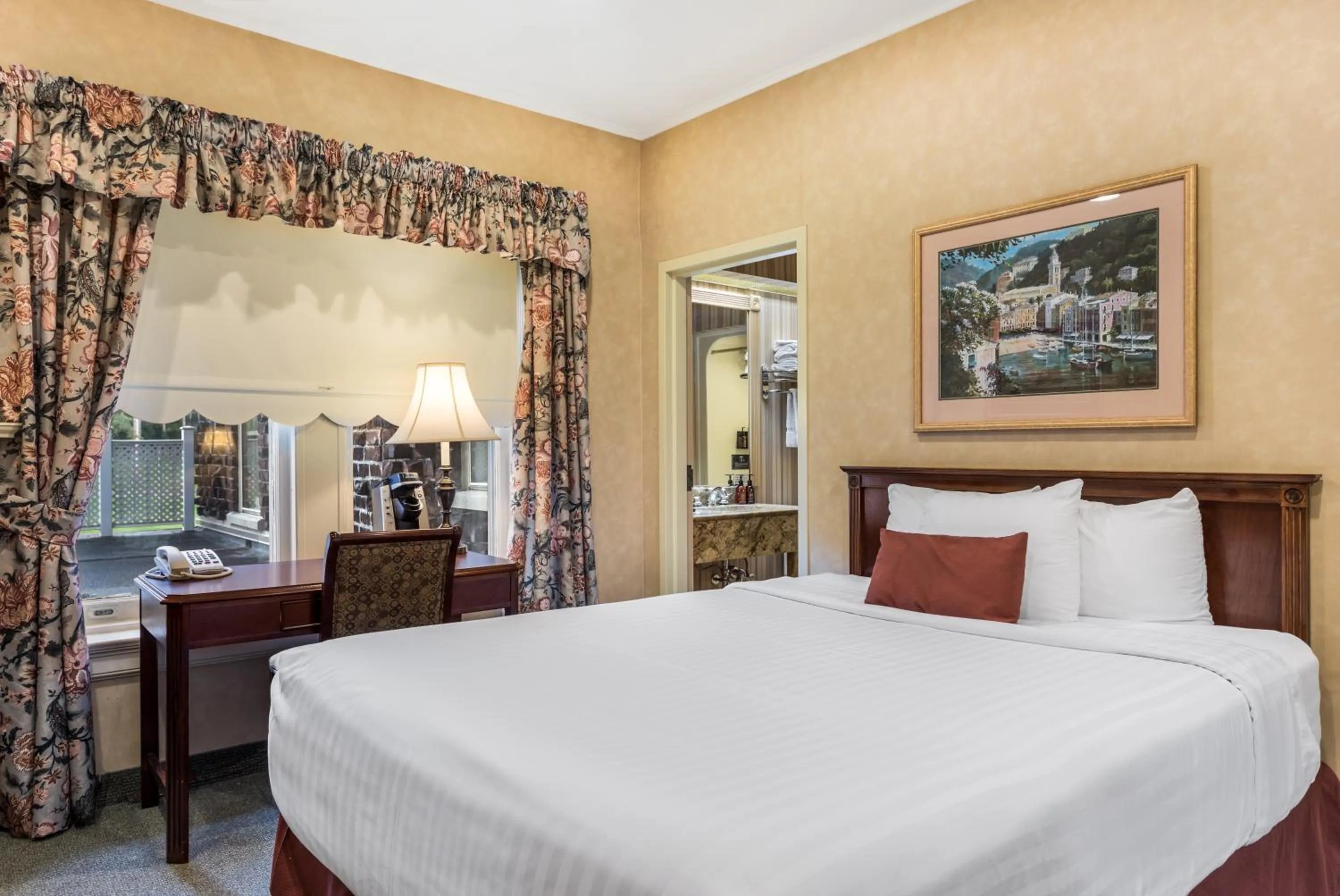 Queen Room - Non-Smoking in Traditions Hotel & Spa Johnson City - Binghamton, an Ascend Collection Hotel