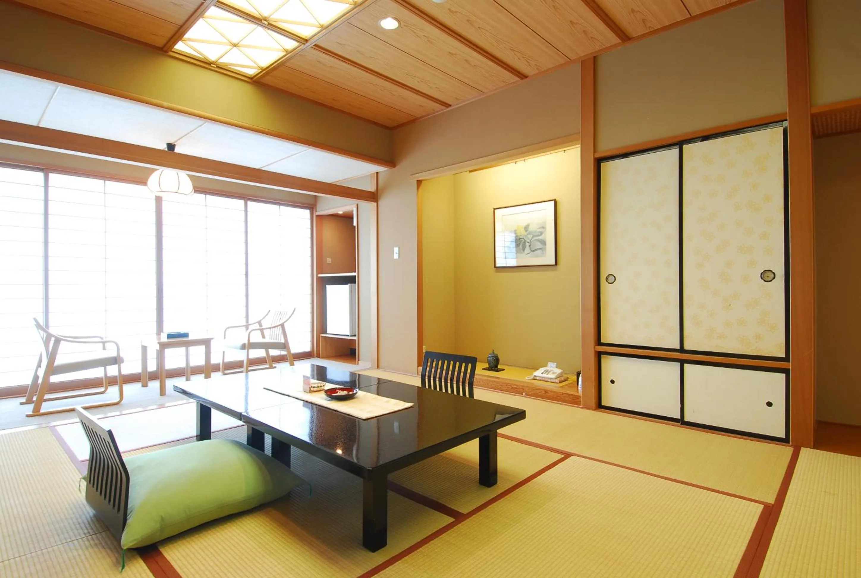 Deluxe Japanese-Style Room - Non-Smoking in Hanabishi Hotel