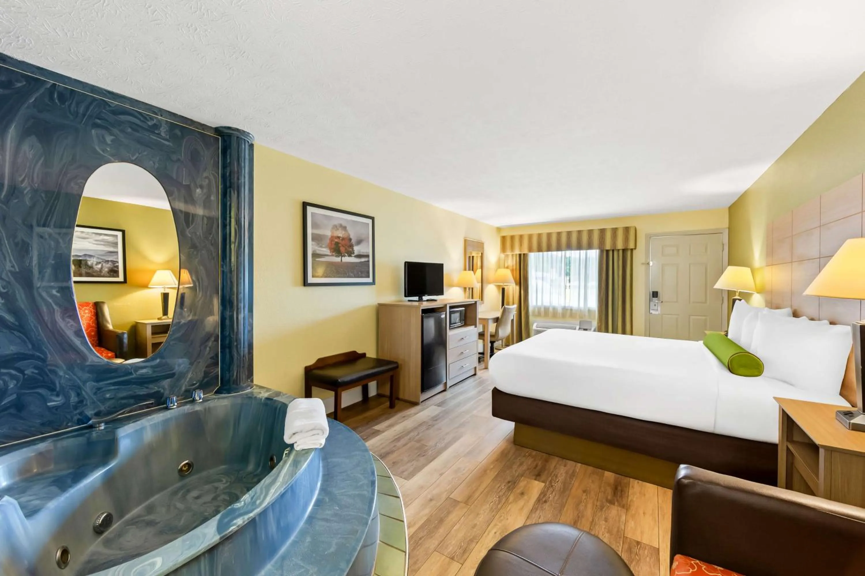 King Room with Whirlpool - Non-Smoking in Best Western Dayton