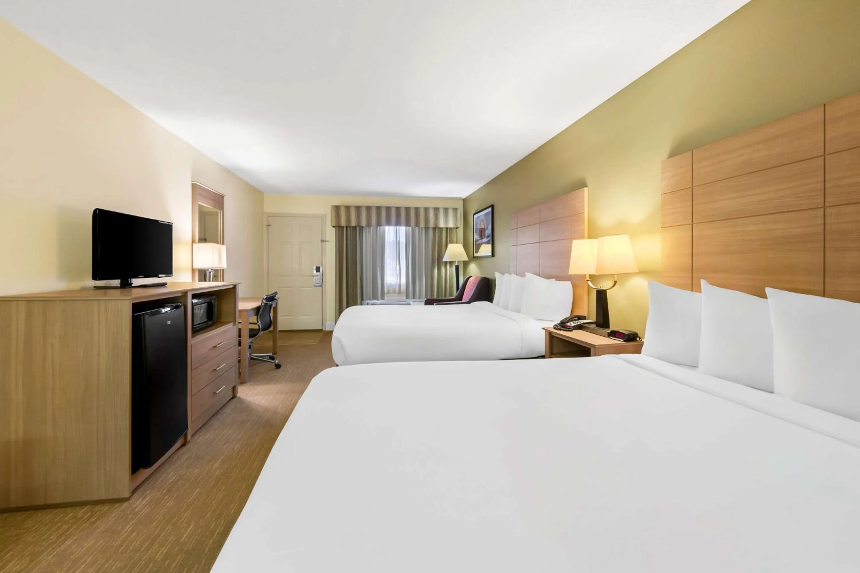 Queen Room with Two Queen Beds - Smoking in Best Western Dayton