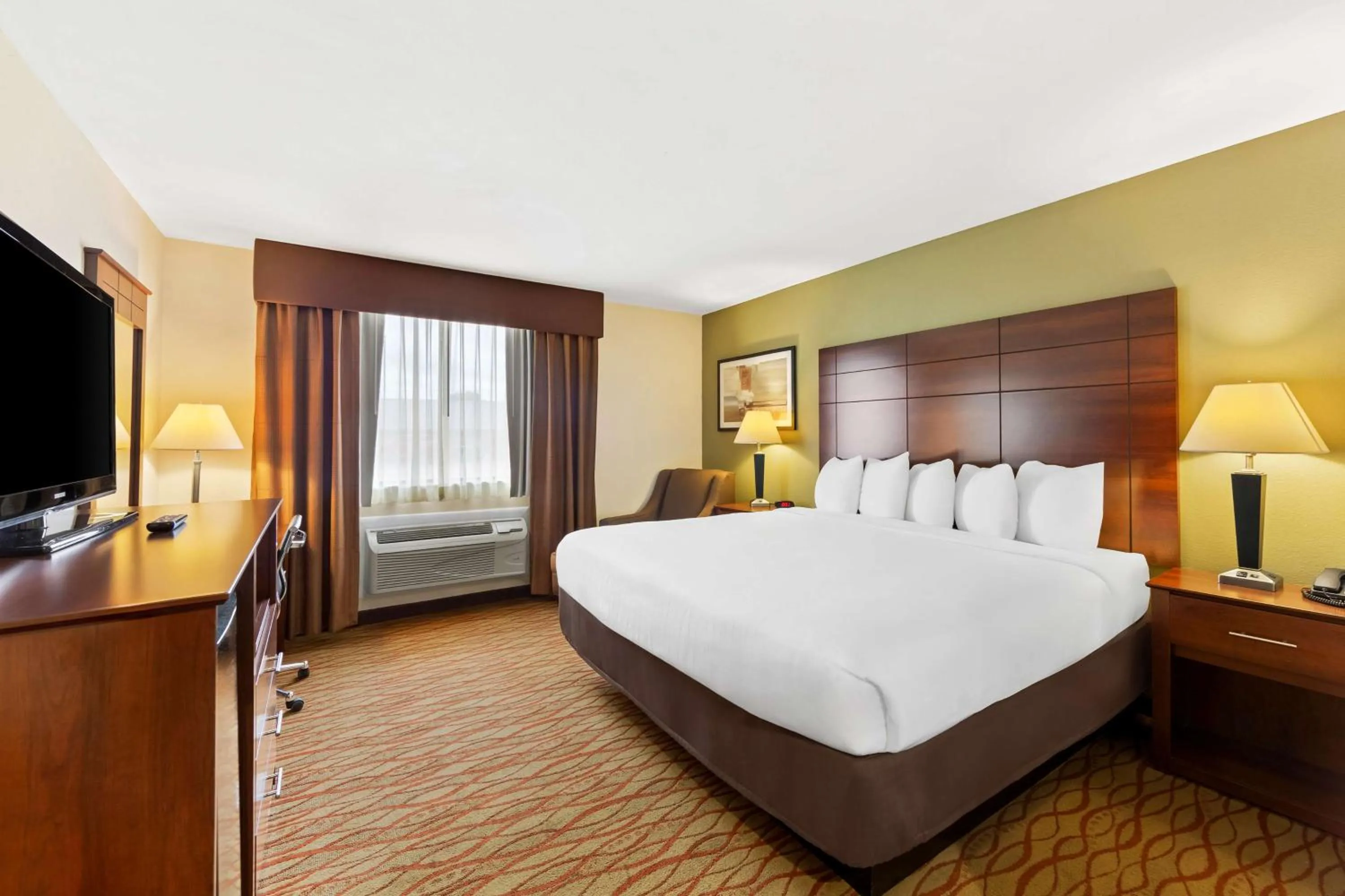King Room with Walk-In Shower - Disability Access/Non-Smoking in Best Western Dayton