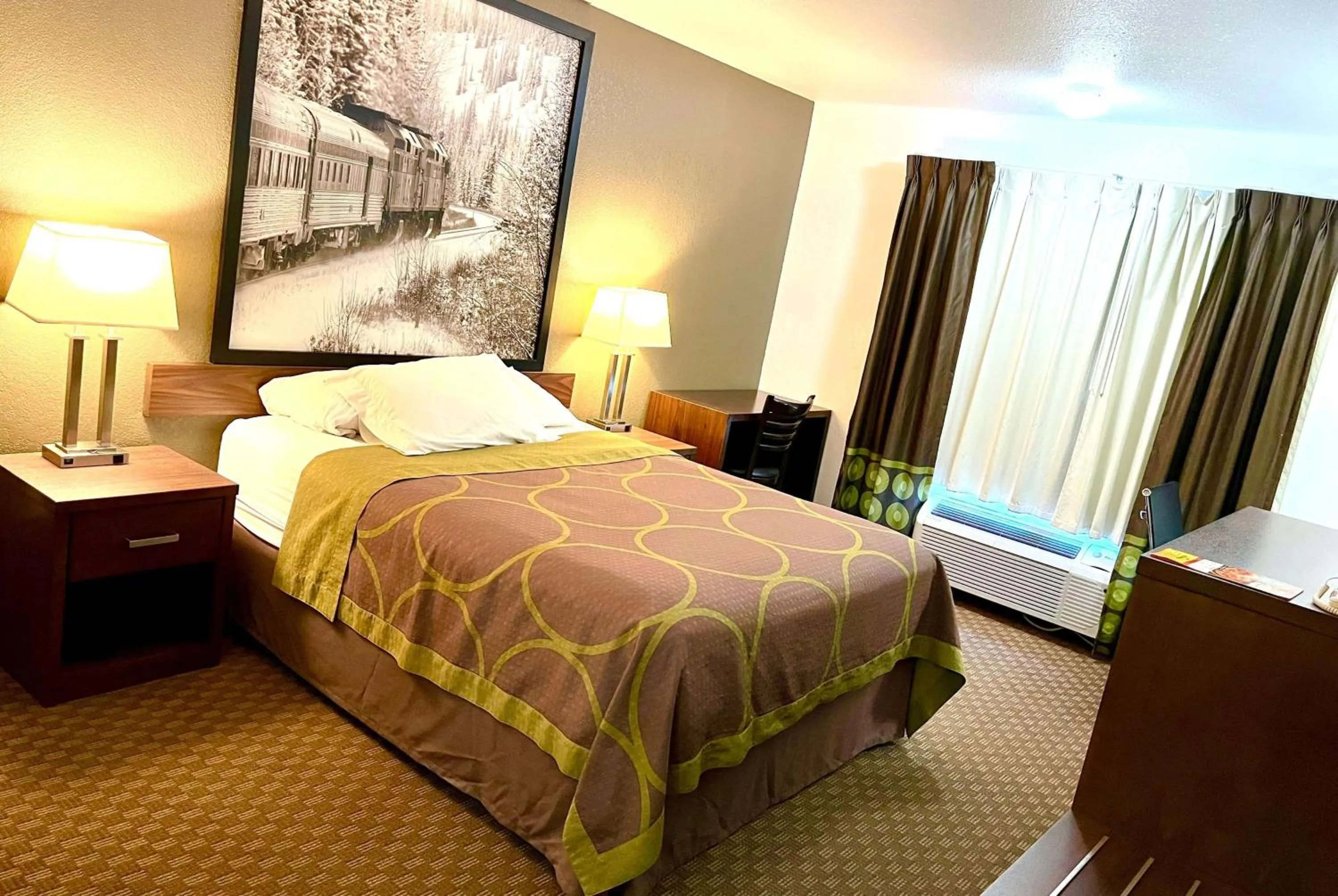 Queen Room - Disability Access - Non-Smoking in Super 8 by Wyndham Hinton