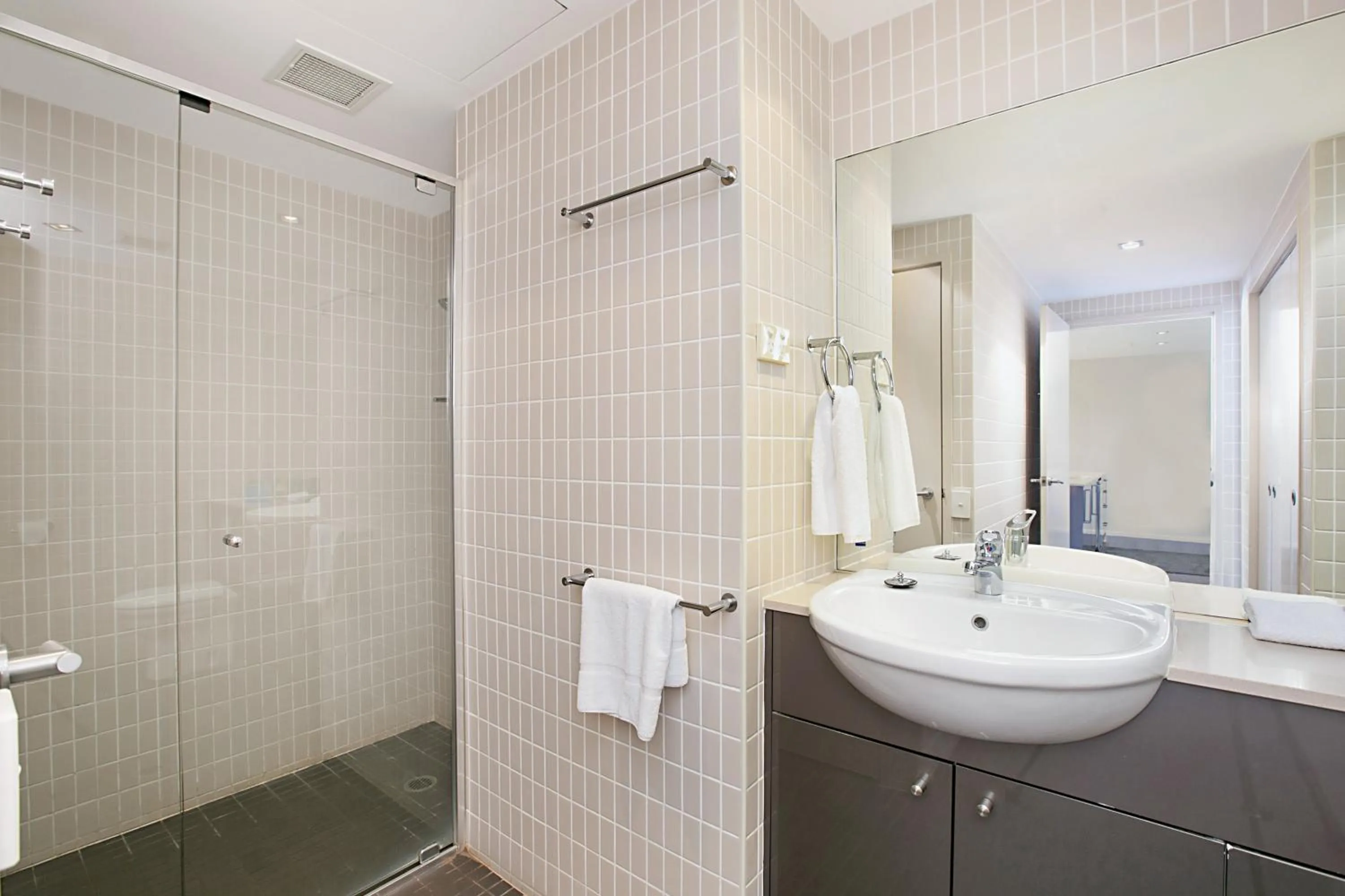 Three-Bedroom Two Bathroom Water Aspect Penthouse in Mantra Nelson Bay