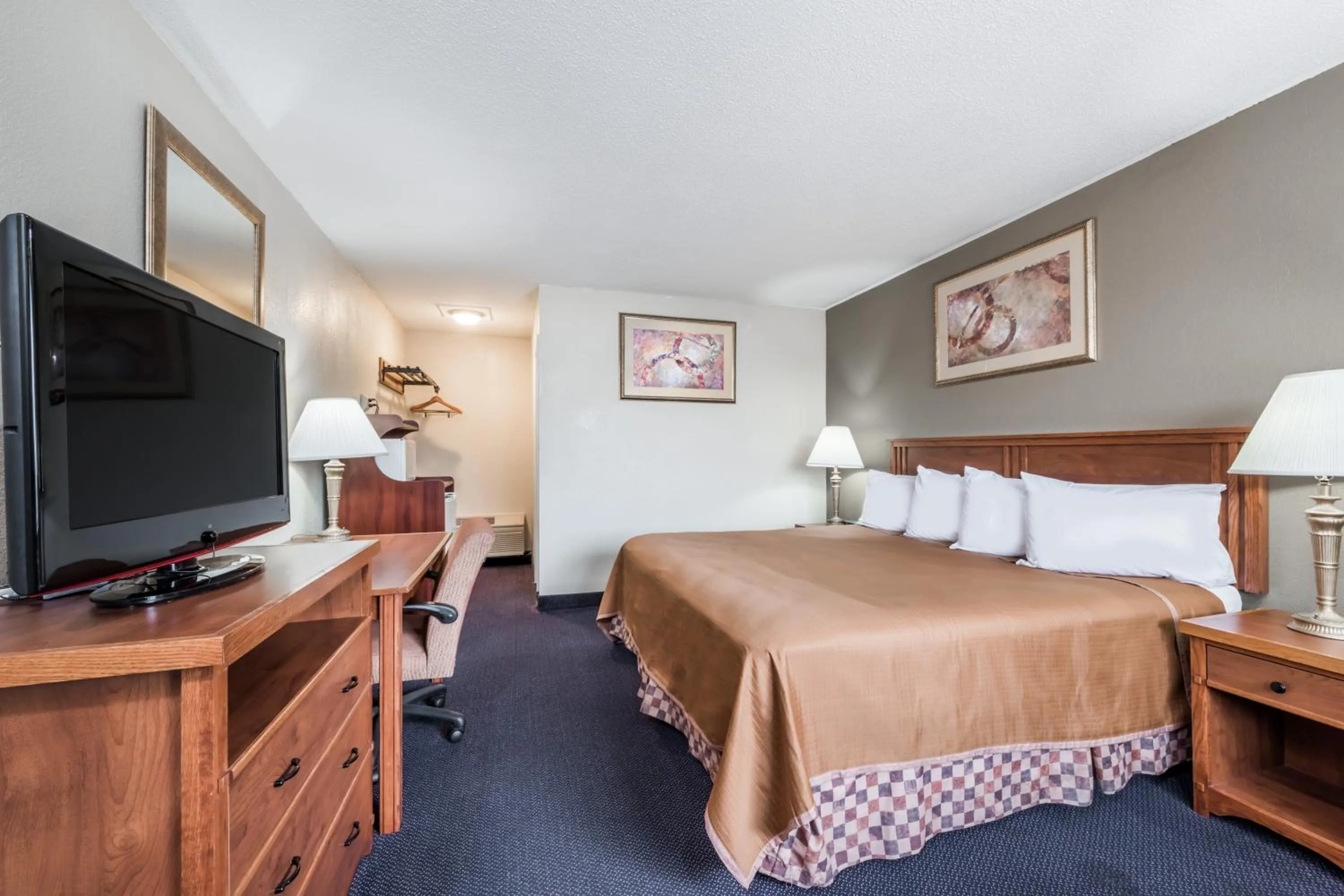 Standard King Room in Red Carpet Inn Lancaster