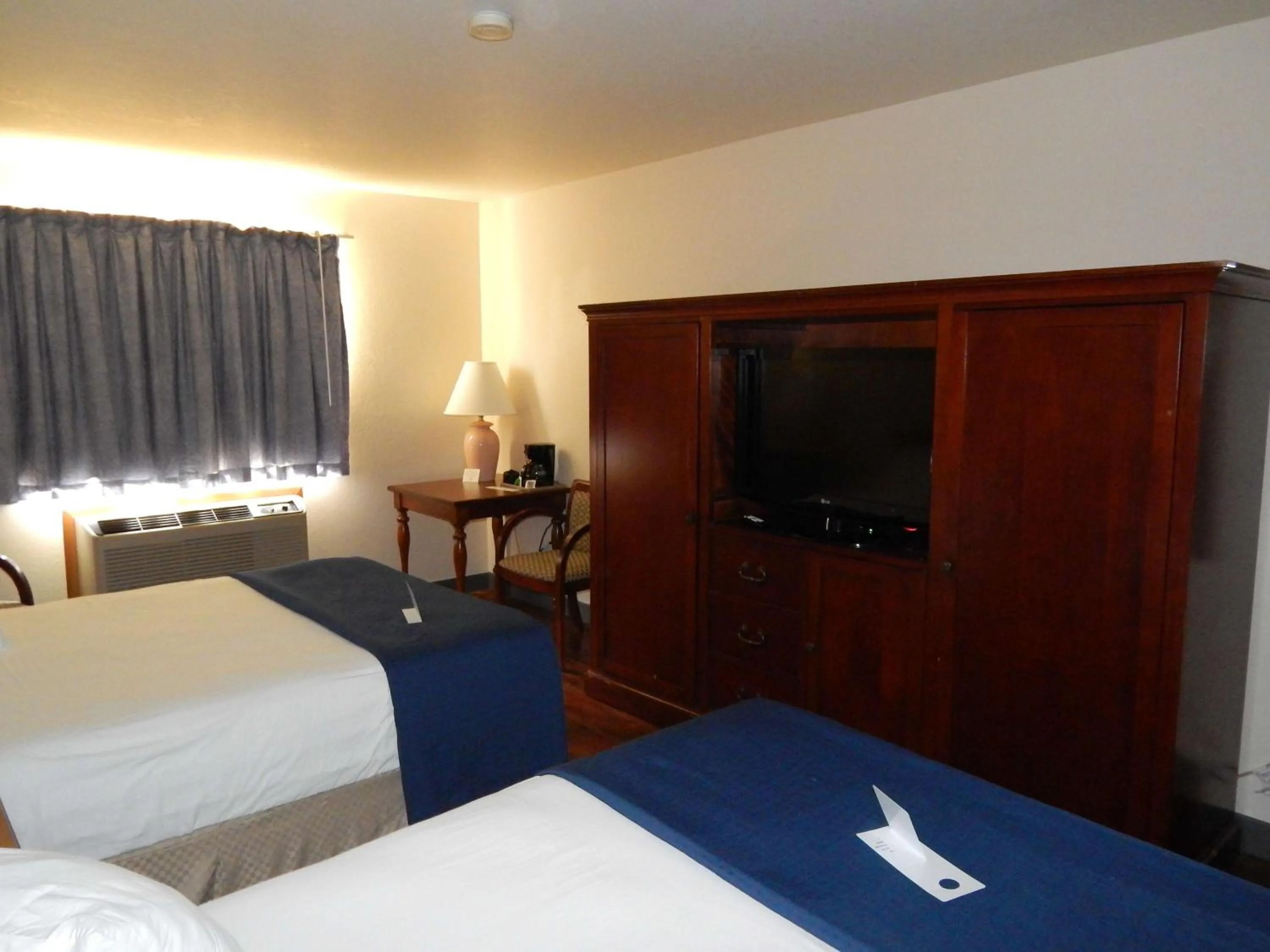 Queen Room with Two Queen Beds in Americas Best Value Inn Sault Ste. Marie