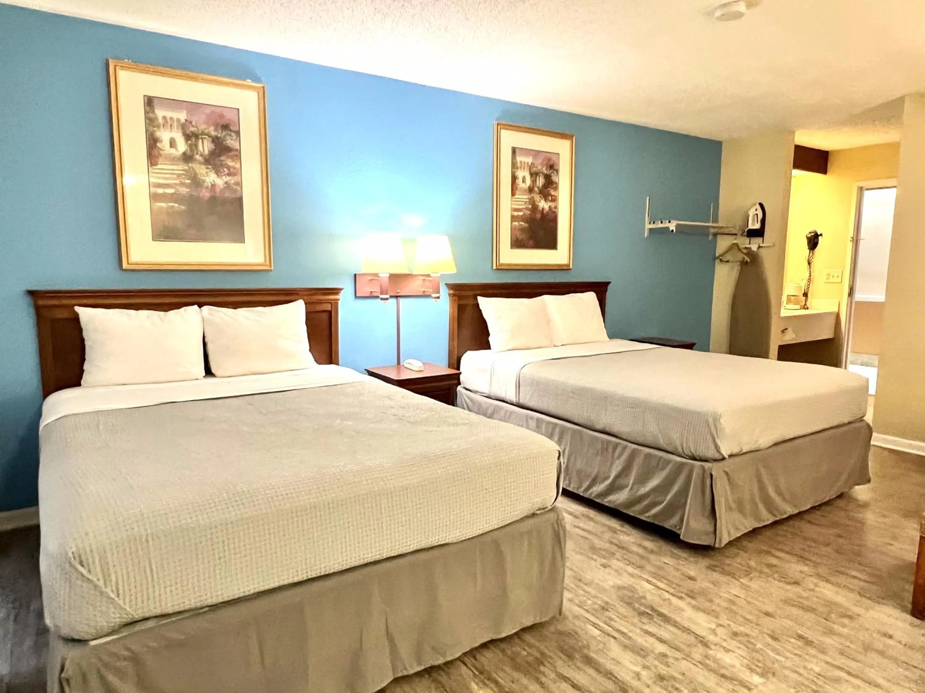 Deluxe Queen Suite in FairBridge Inn Express Mount Vernon