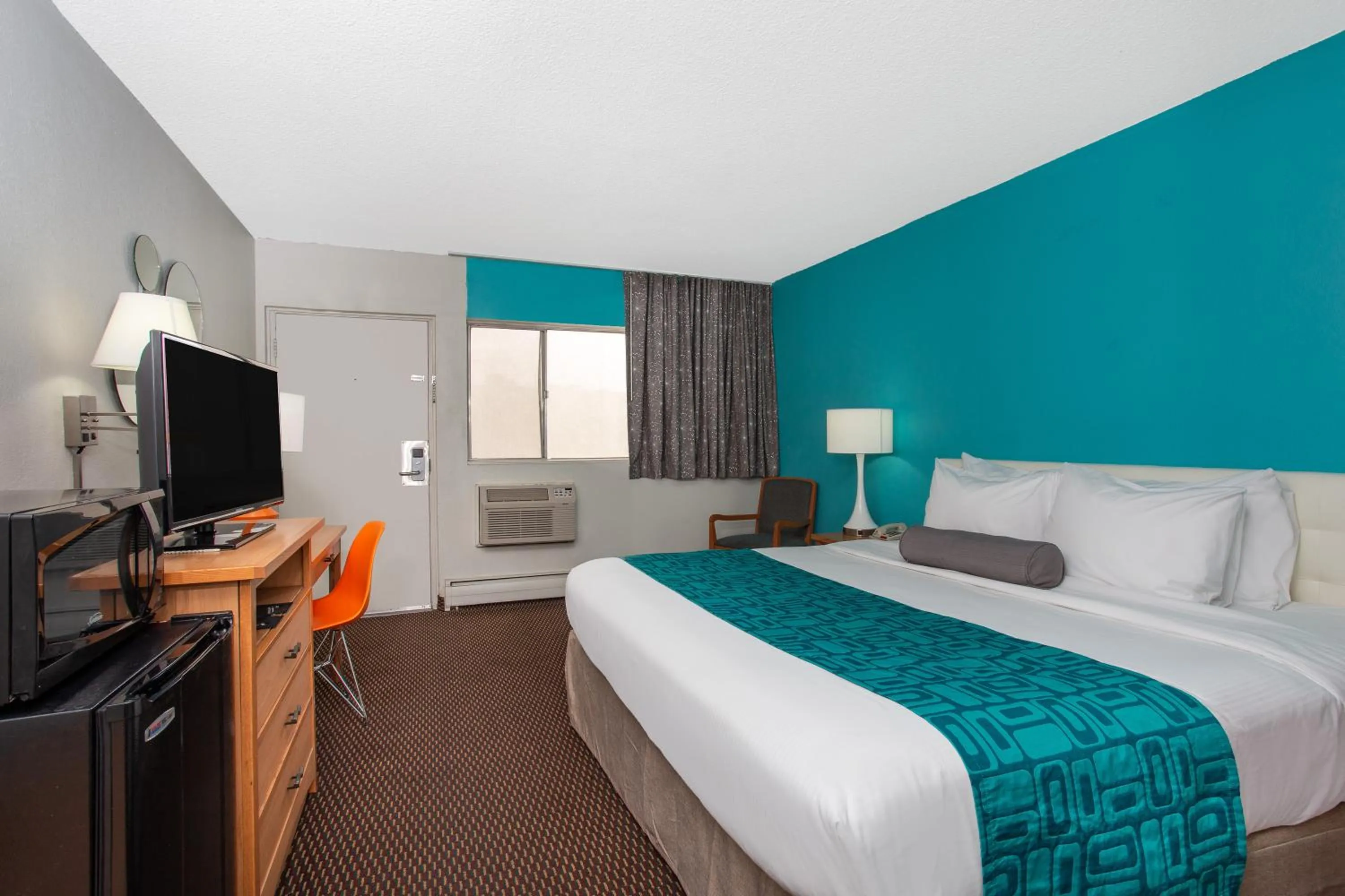 King Room - Non-Smoking in Howard Johnson by Wyndham Colorado Springs