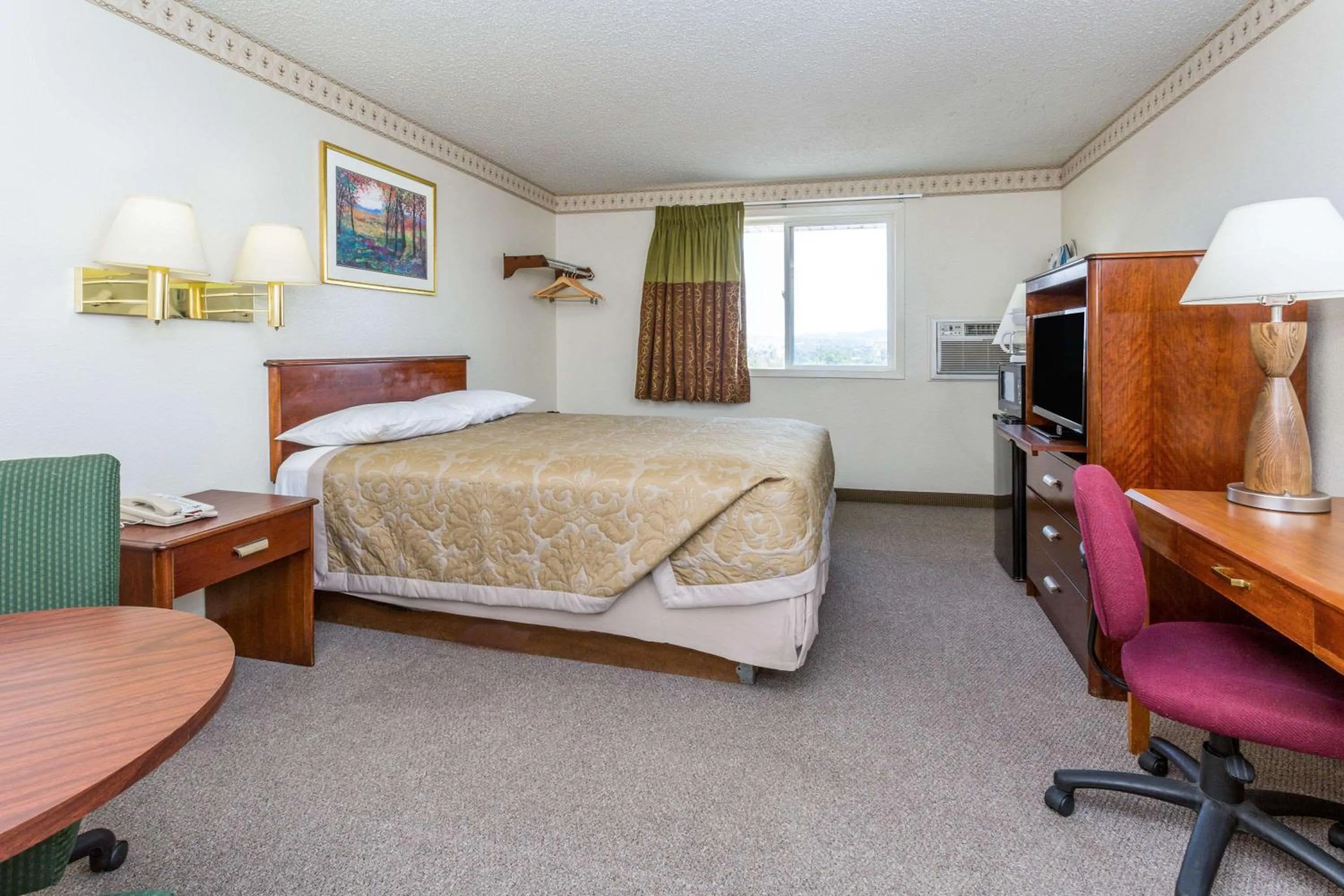 King Room - Non-Smoking in Super 8 by Wyndham Colorado Springs/Chestnut Street