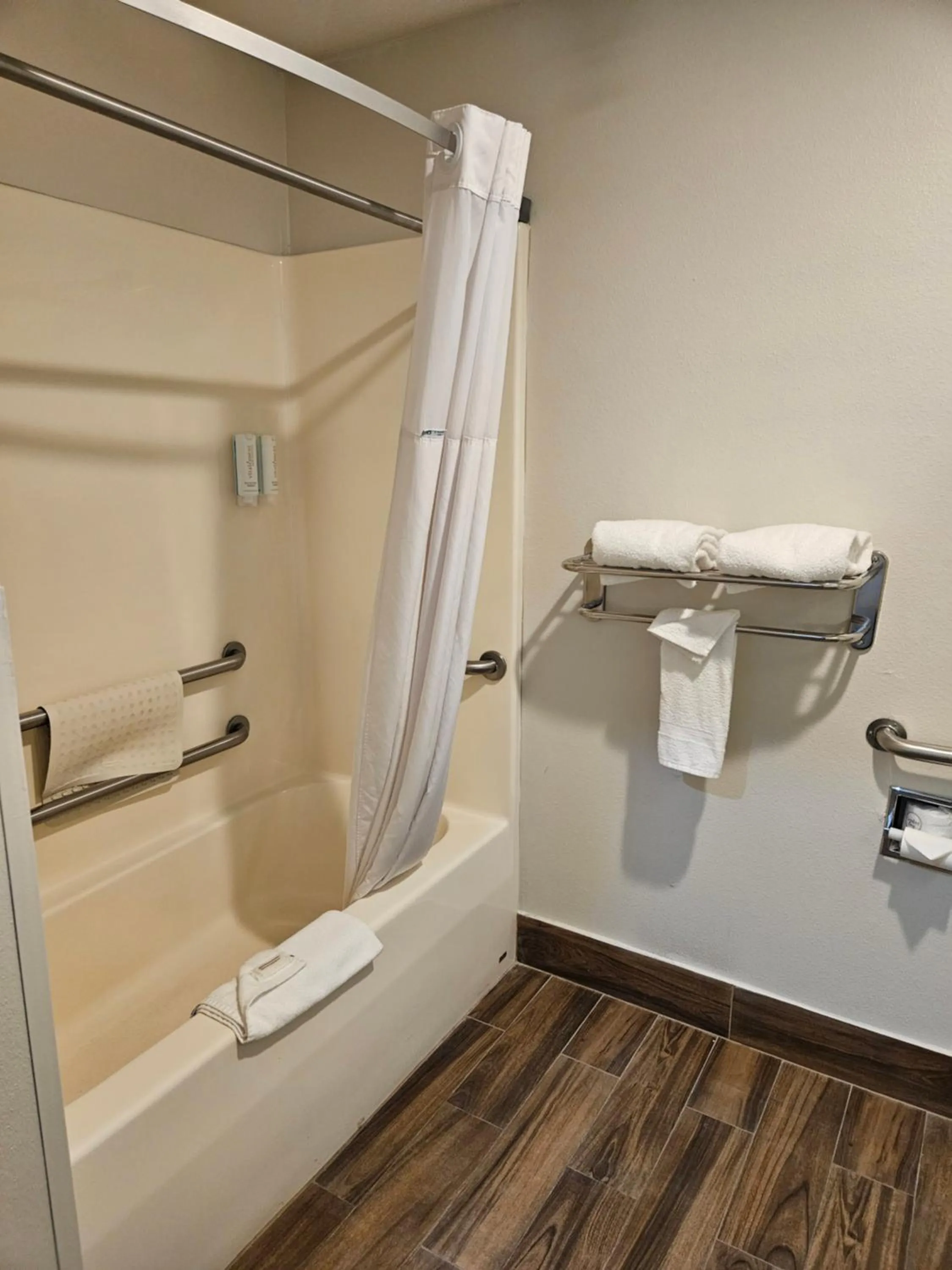 Queen Room - Disability Access in Quality Inn Beaver I-15