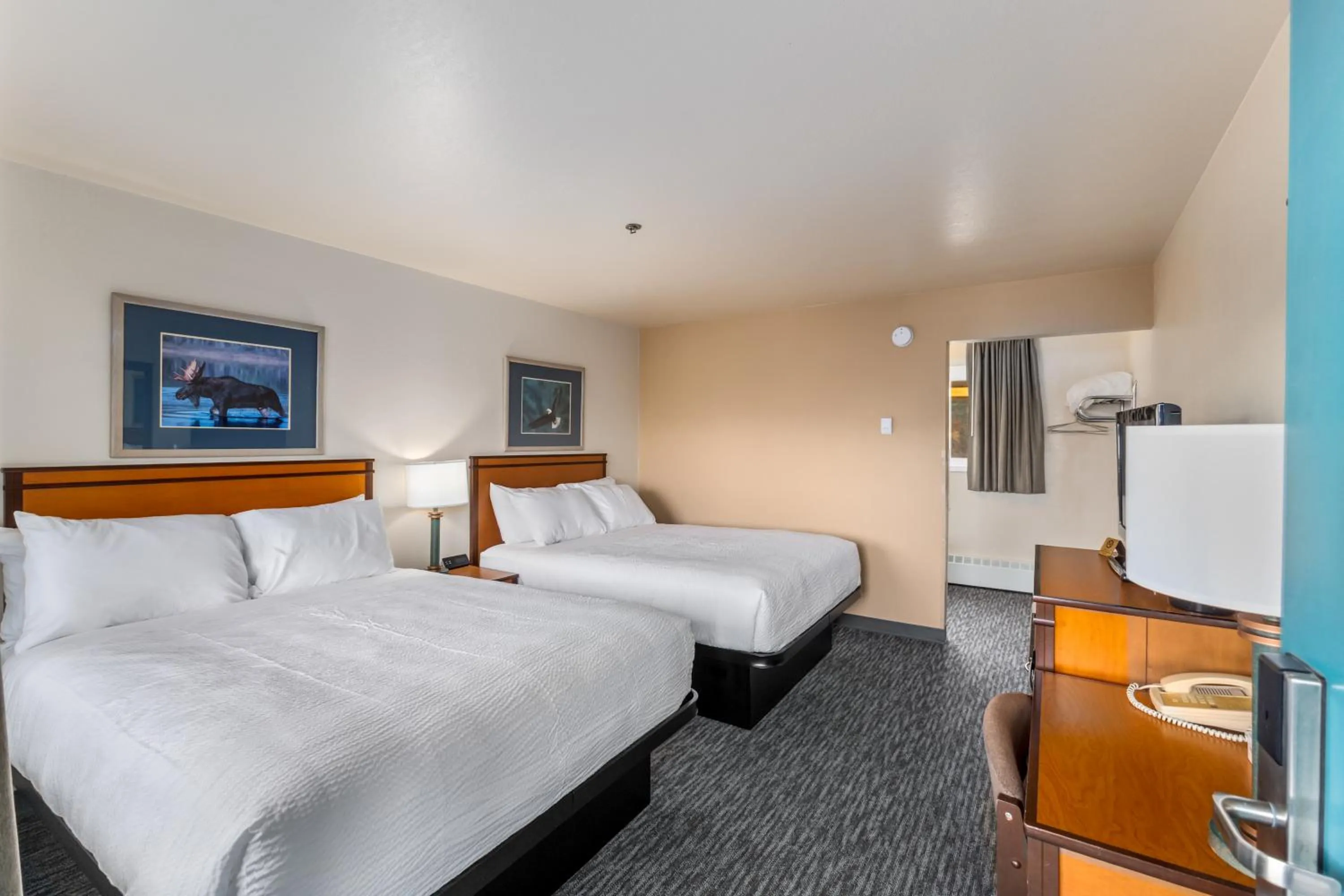 Deluxe Harbor Queen & Double in Breeze Inn Hotel & Motel