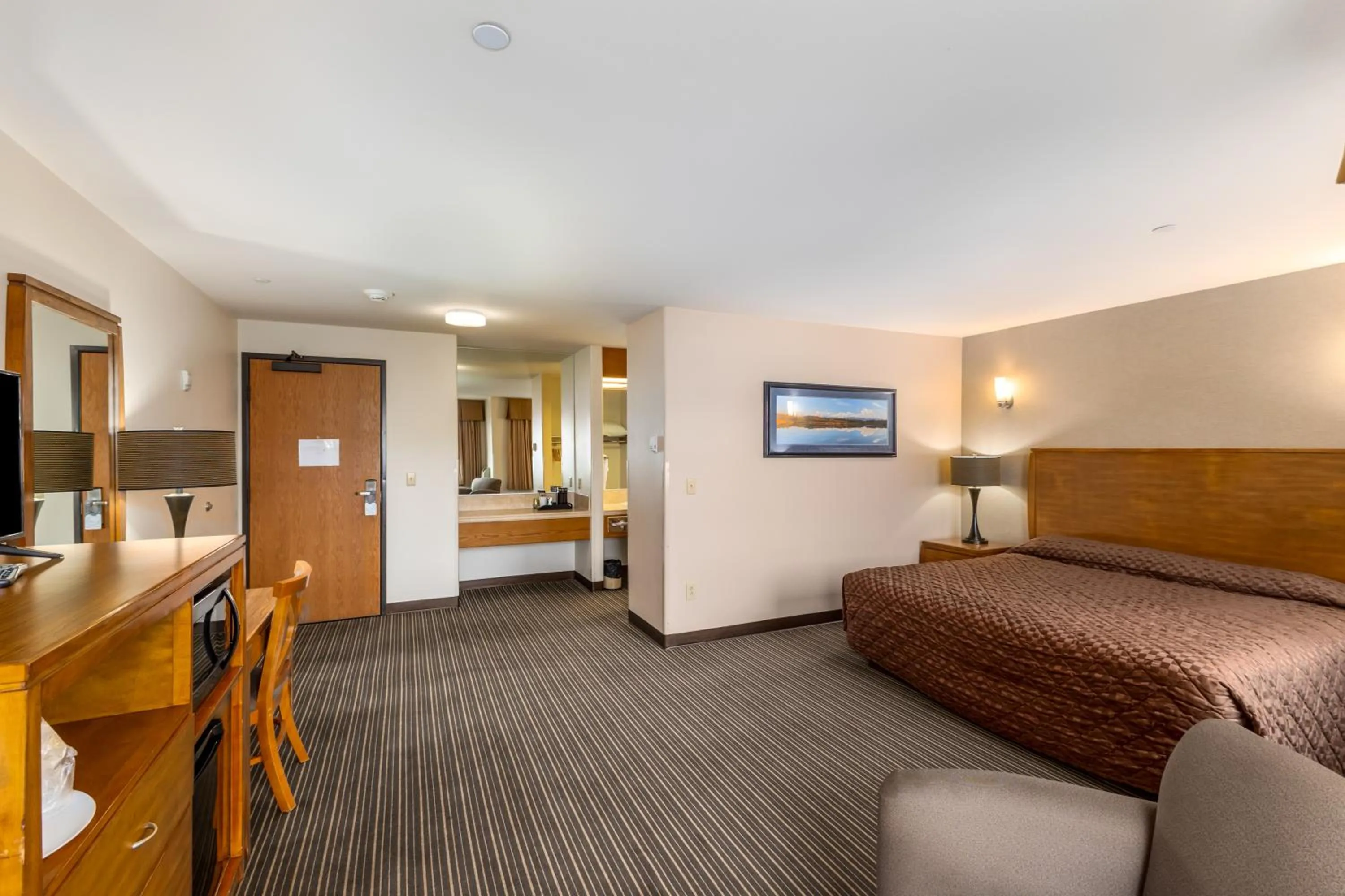 Deluxe King Room in Breeze Inn Hotel & Motel