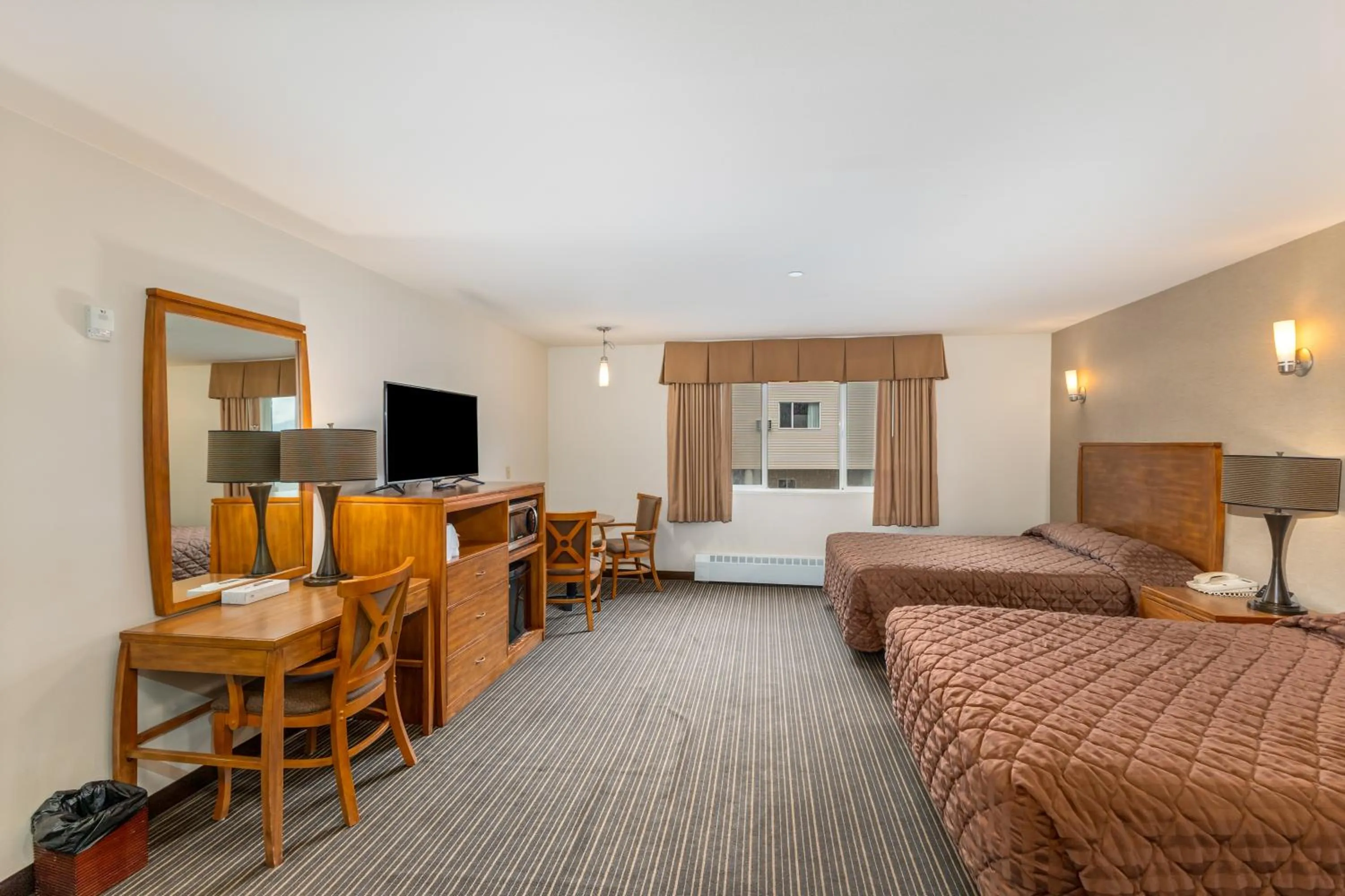 Deluxe Jacuzzi Two Queens in Breeze Inn Hotel & Motel