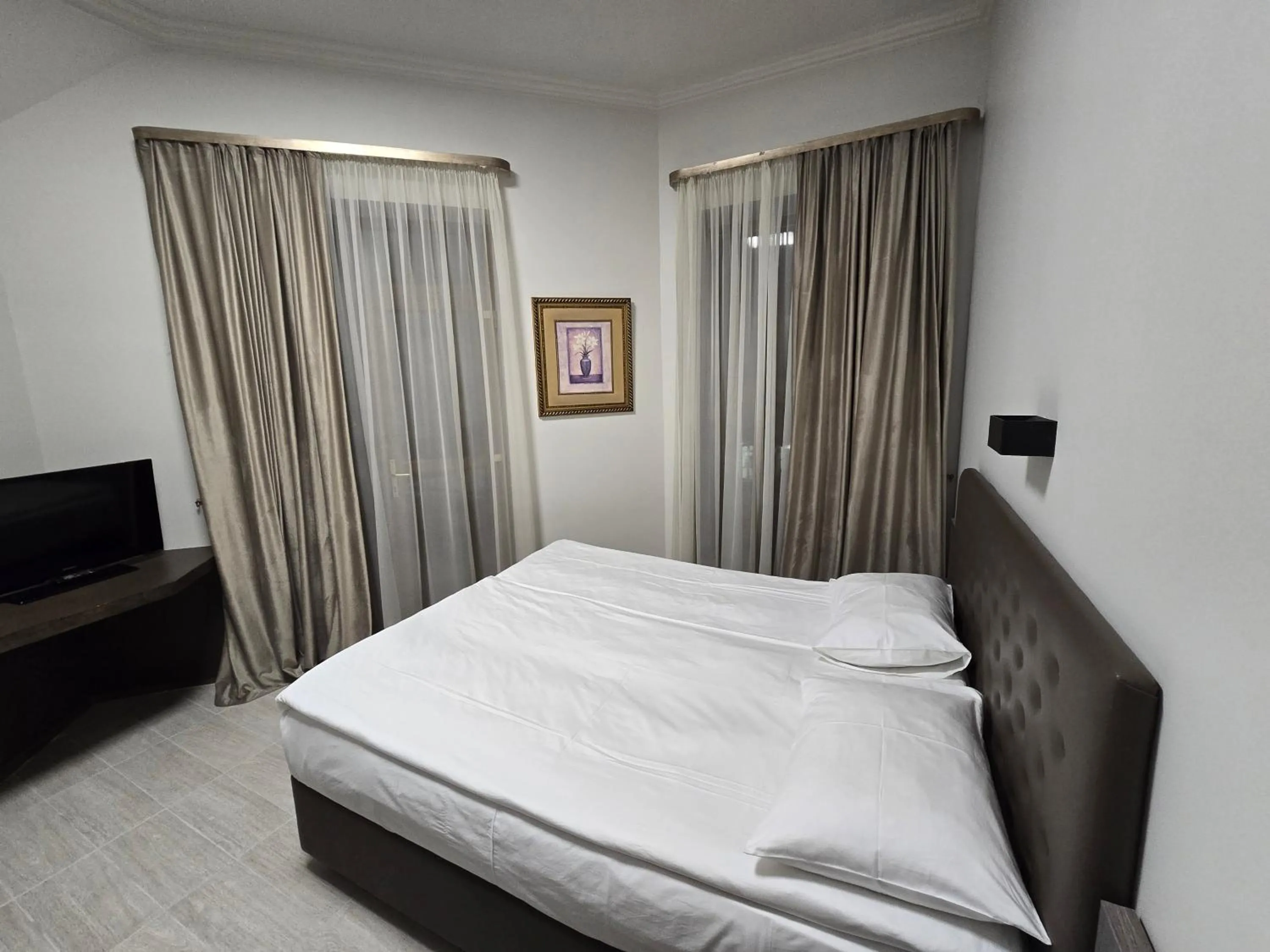 Double Room with Balcony in Yerevan Deluxe Hotel