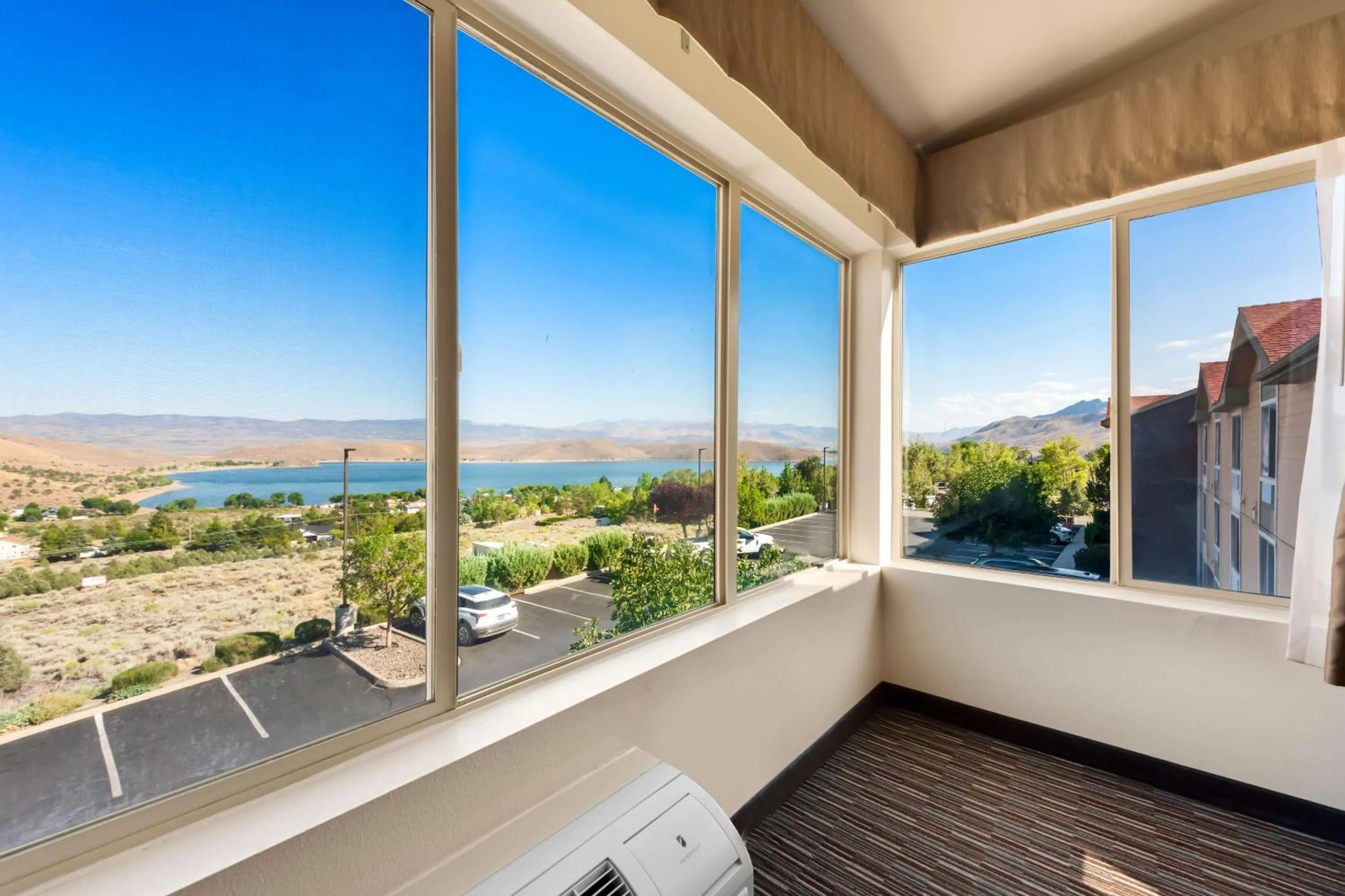 King Room with Panoramic View and Spa Bath in Best Western Topaz Lake Inn